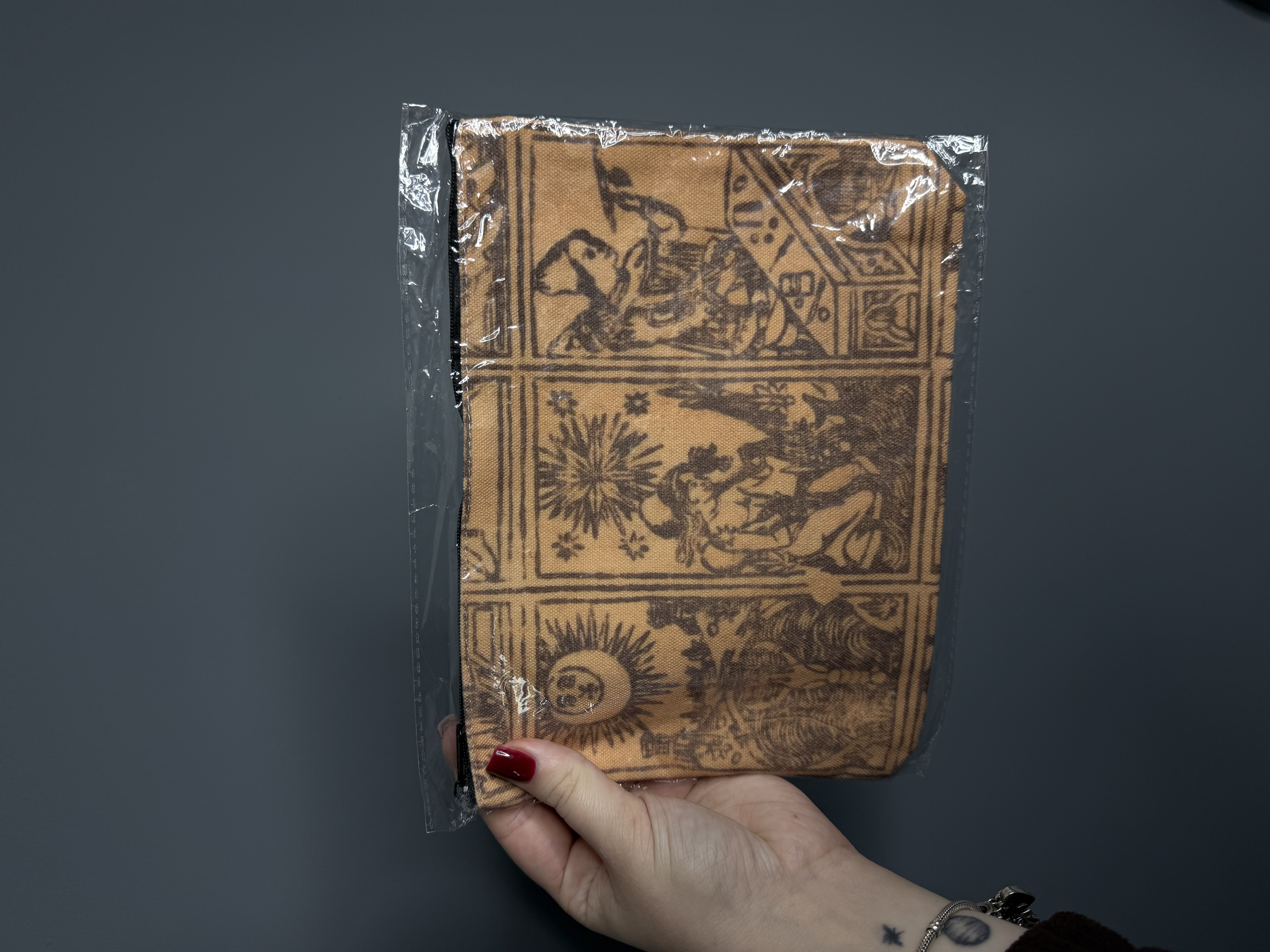 Косметички для зберігання езотеричних атрибутів