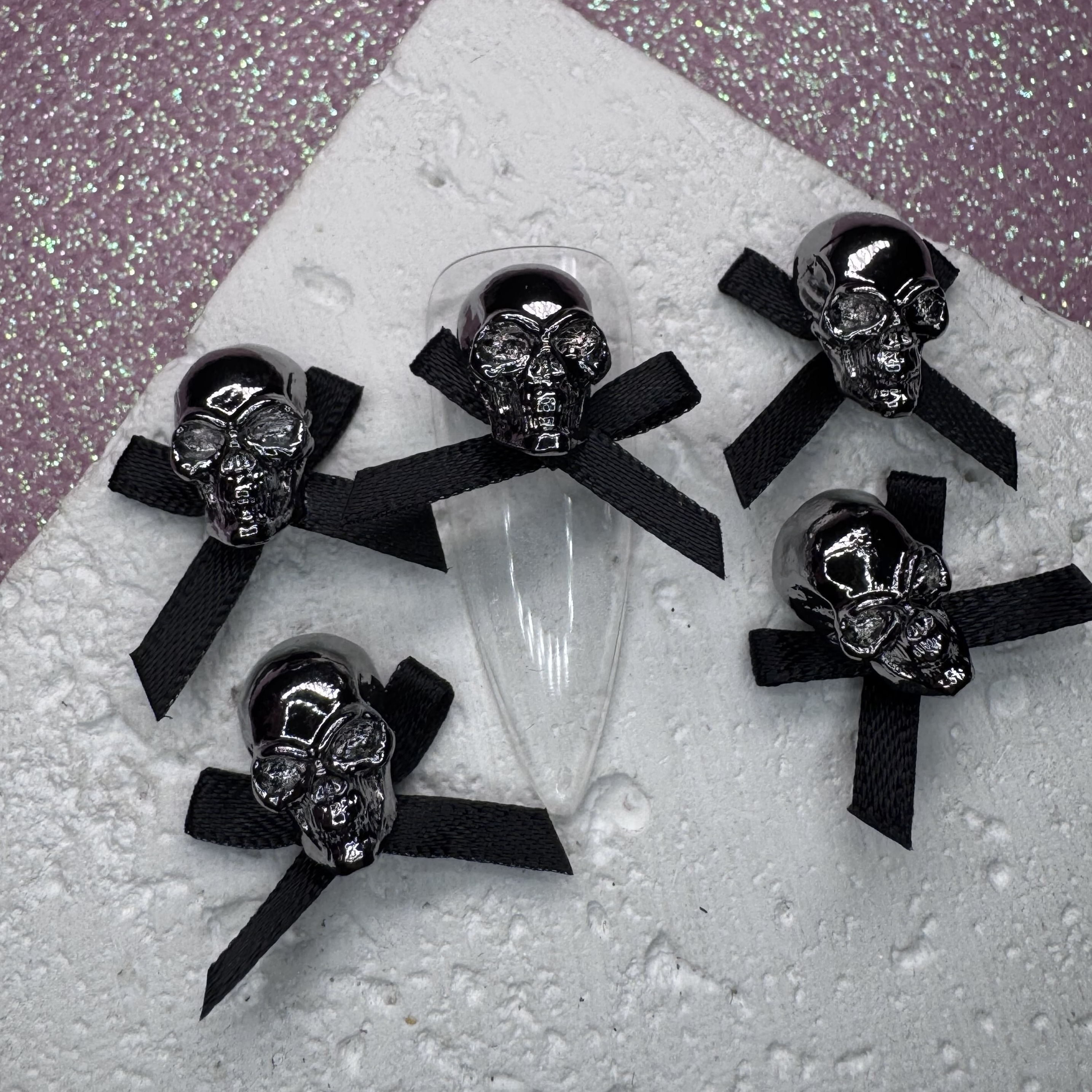 Фігурка для нігтів "Череп з атласним бантиком»