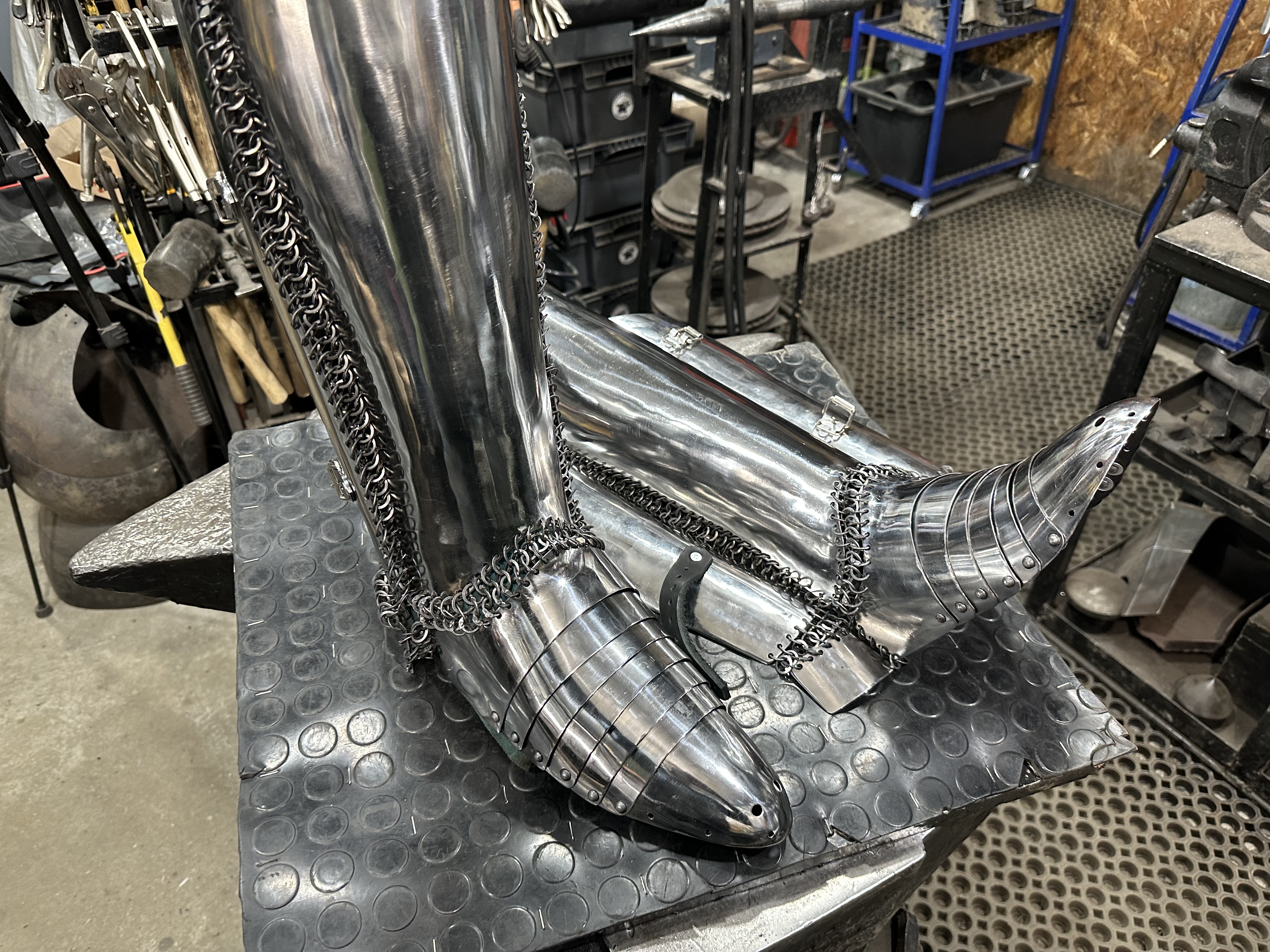 Armor legs plates chainmail