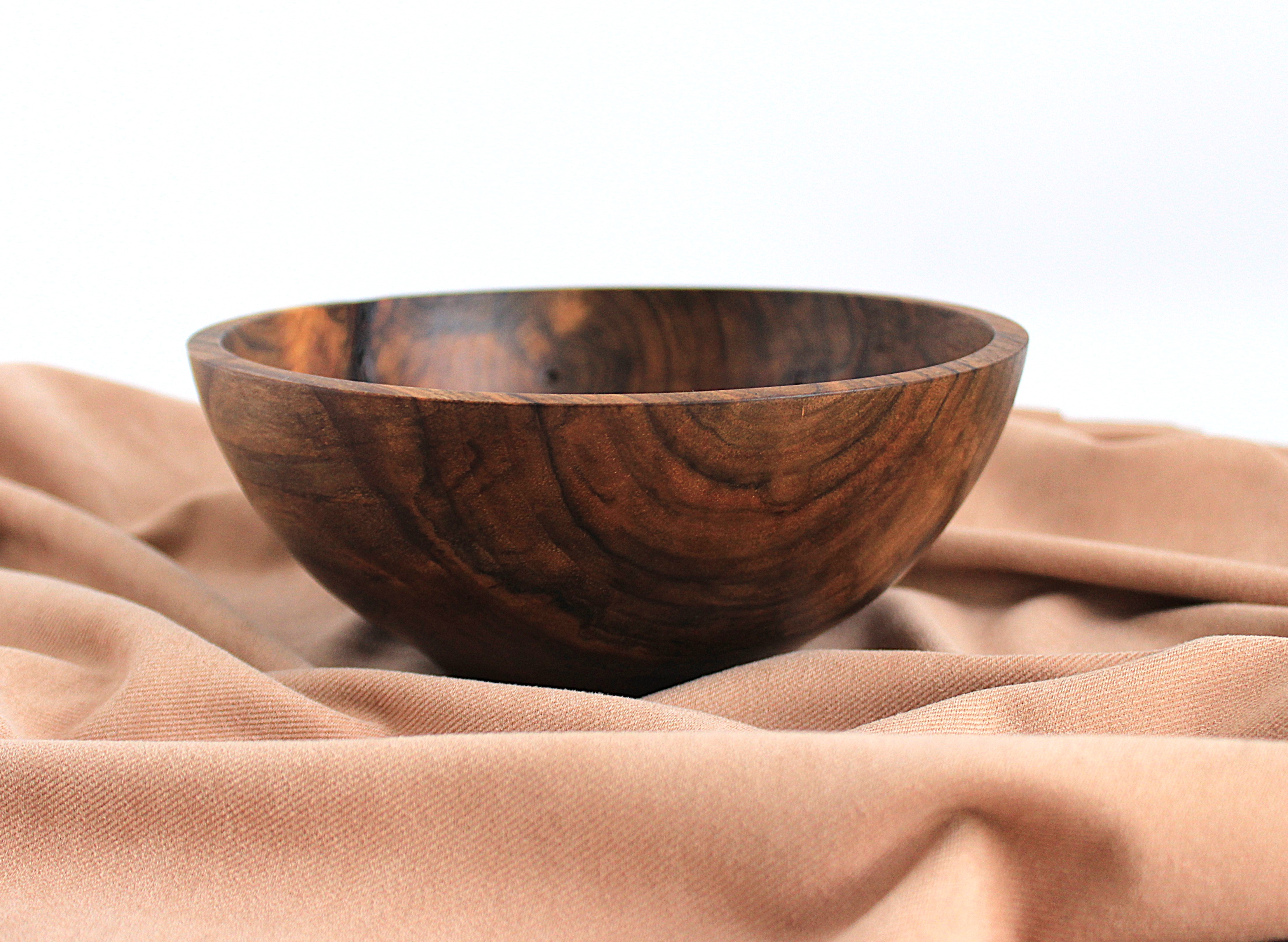 Салатник з горіха ручної роботи