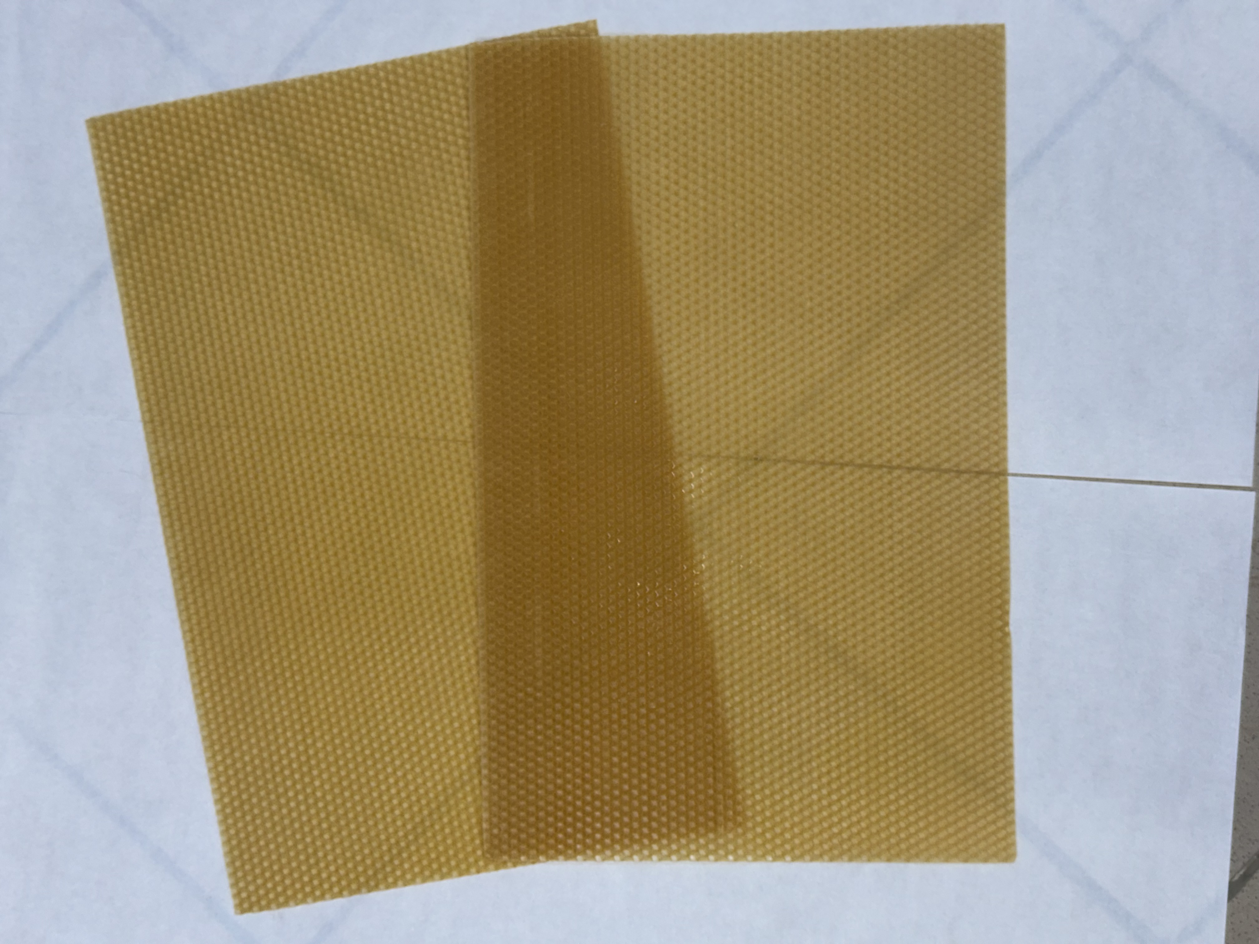 Вощина жовтого кольору