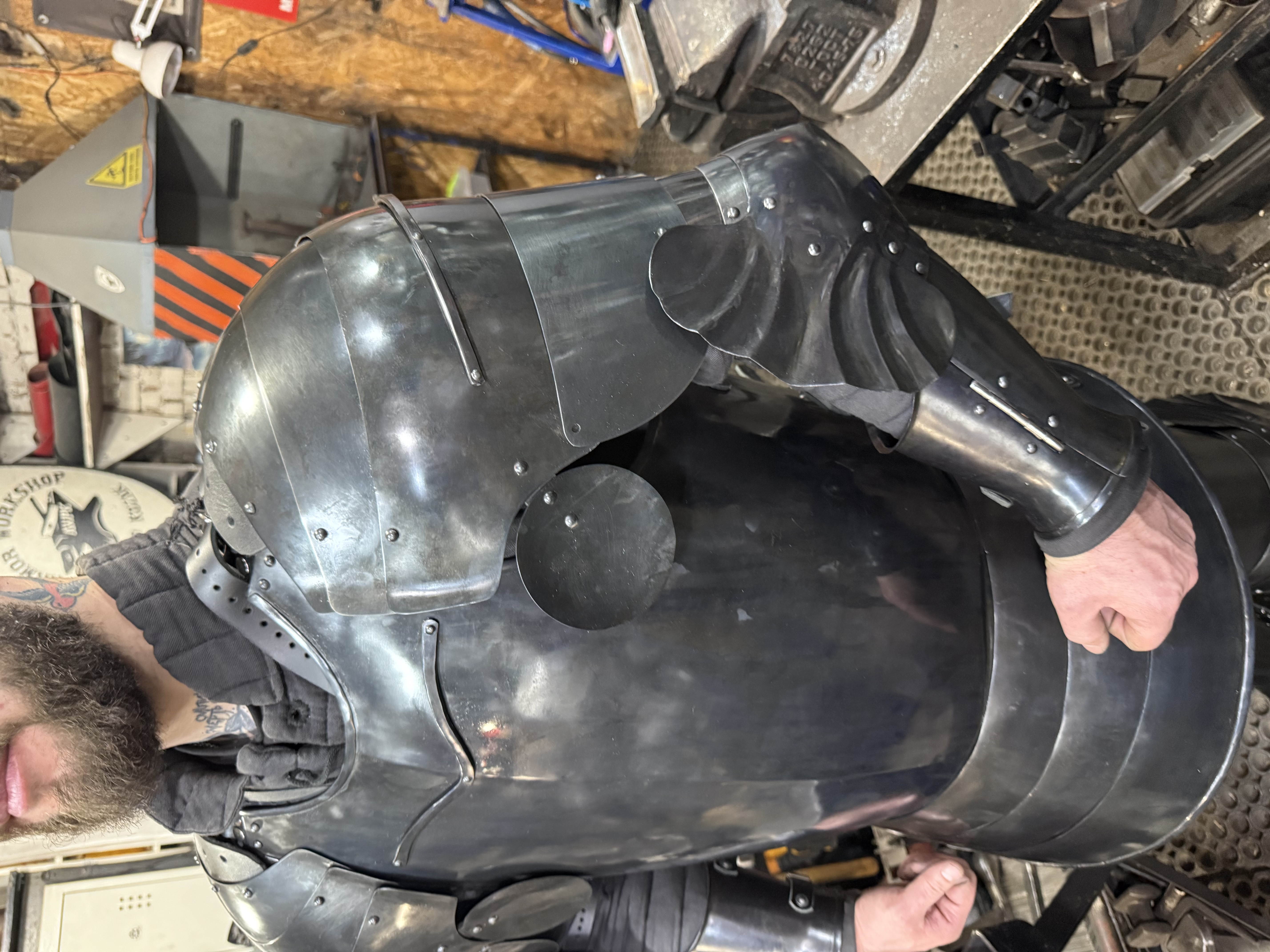 Armor shoulders “super black”