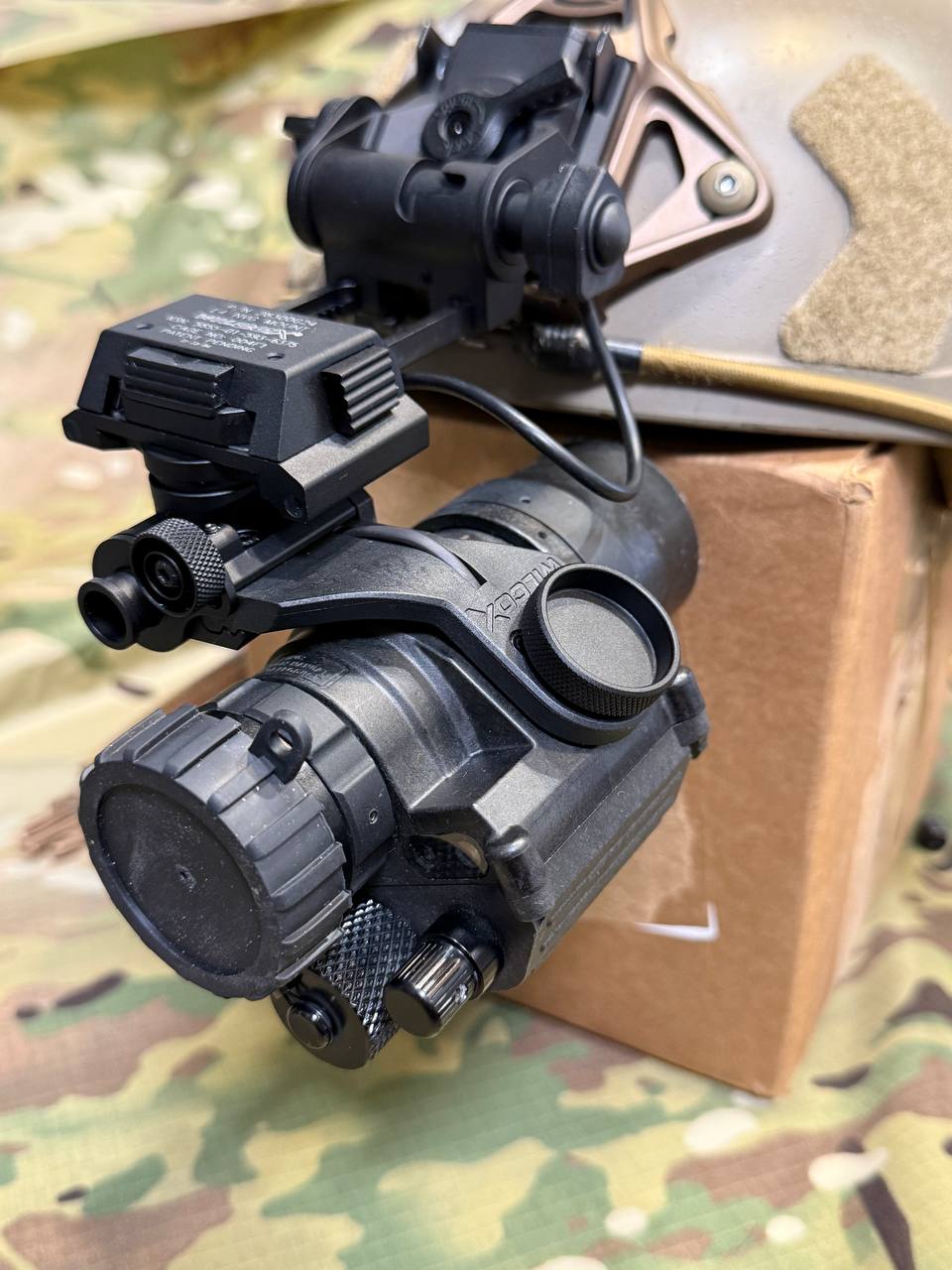 Якісне кріплення "J-ARM DOVETAIL" з функцією "Auto OFF" (автоматичного вимкнення при відкиданні приладу в гору).