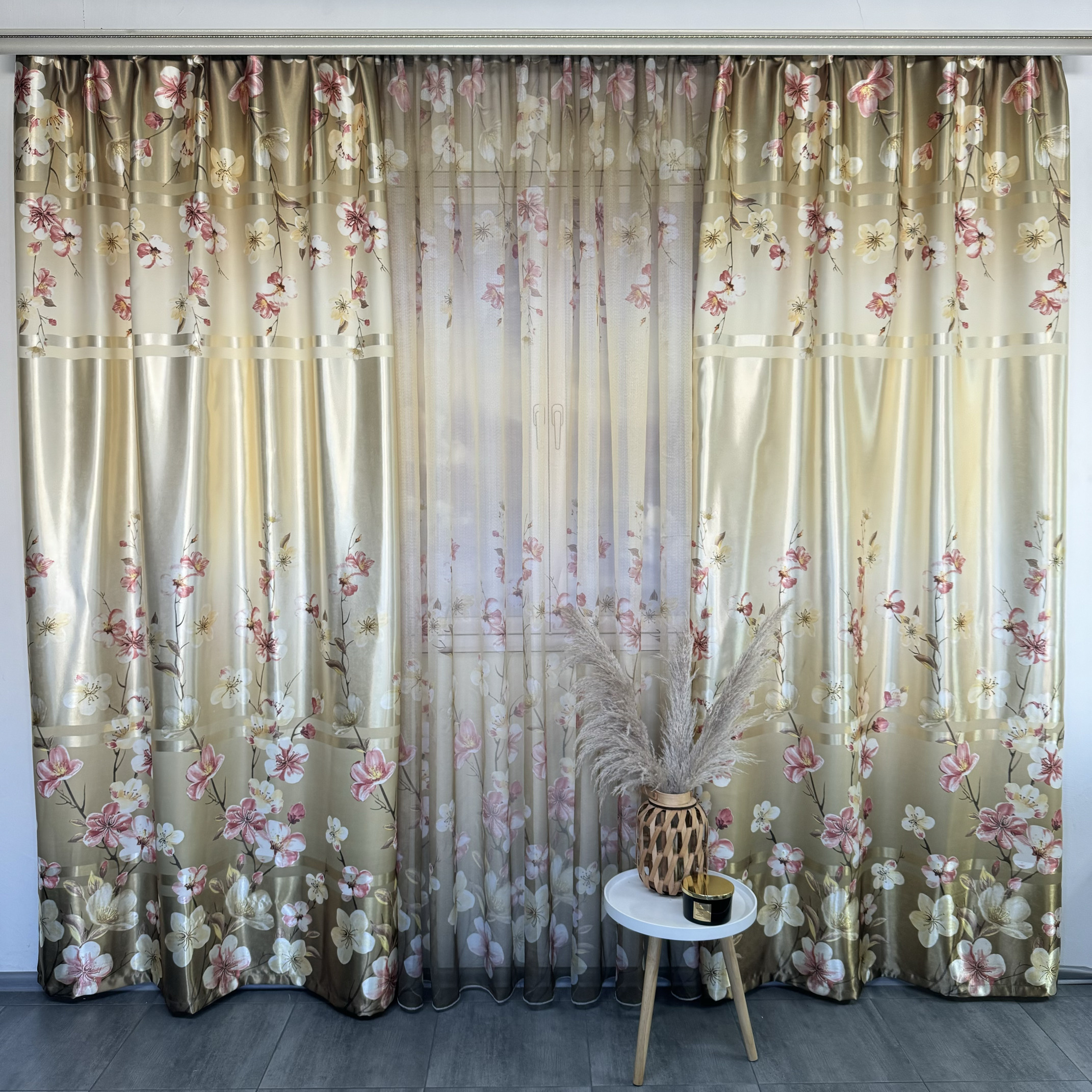 Штори атласні з тюлем з принтом квітів оливкового кольору на тасьмі