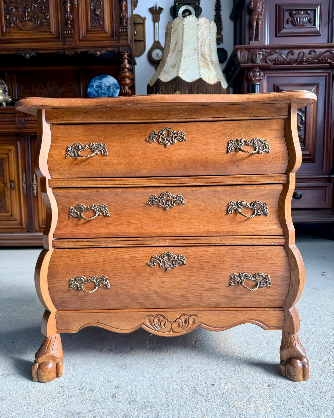 Дубова тумба у вишуканому стилі бароко