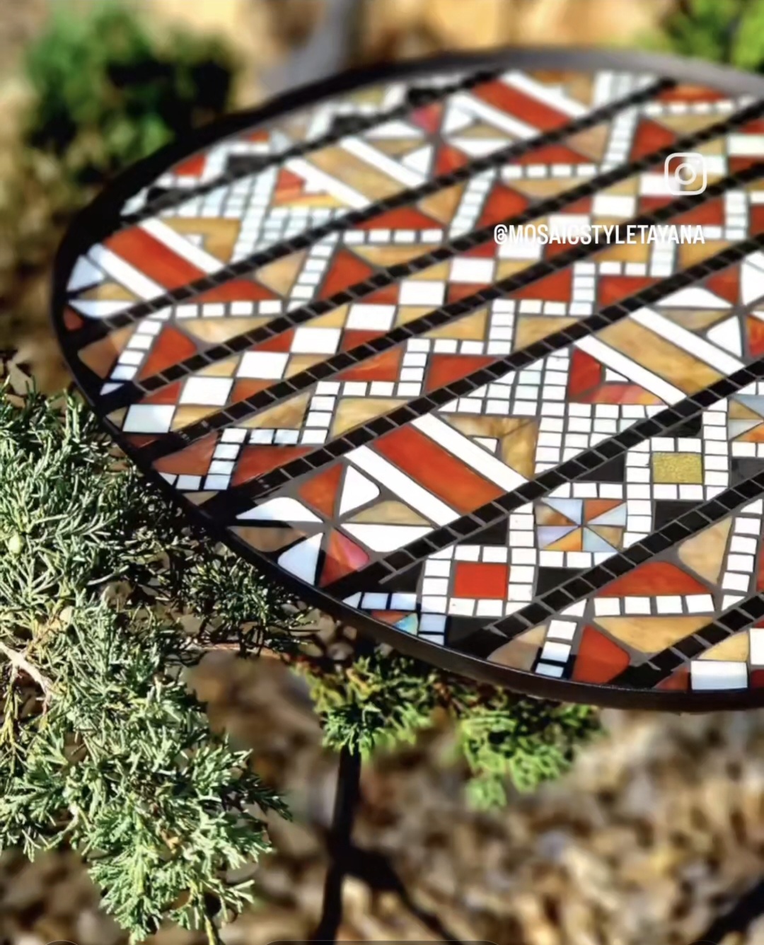 Столик з мозаїки