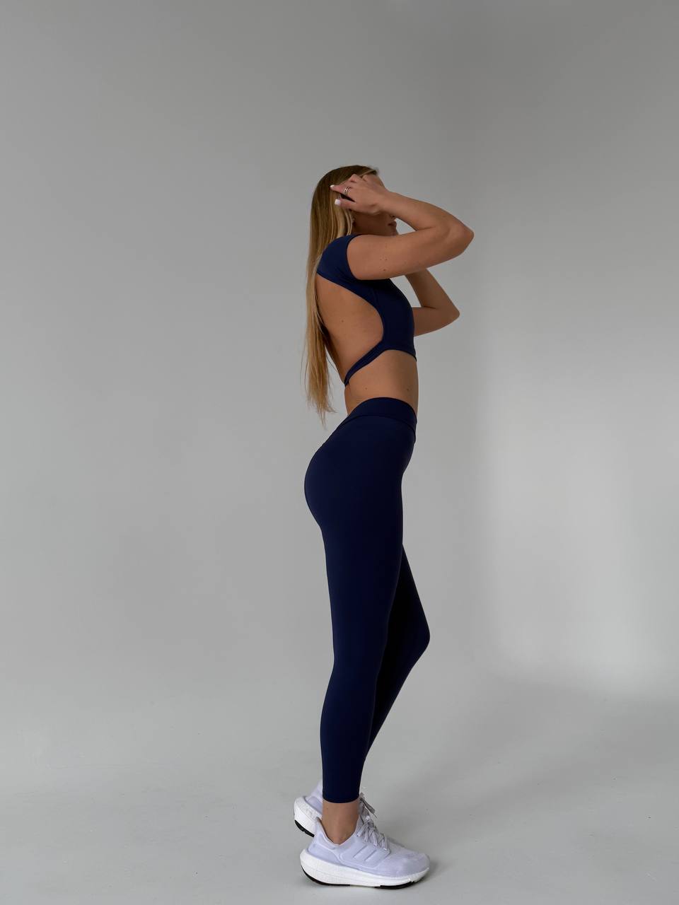 Кроп топ футболка з відкритою спиною та чашками 01 в синьому кольорі