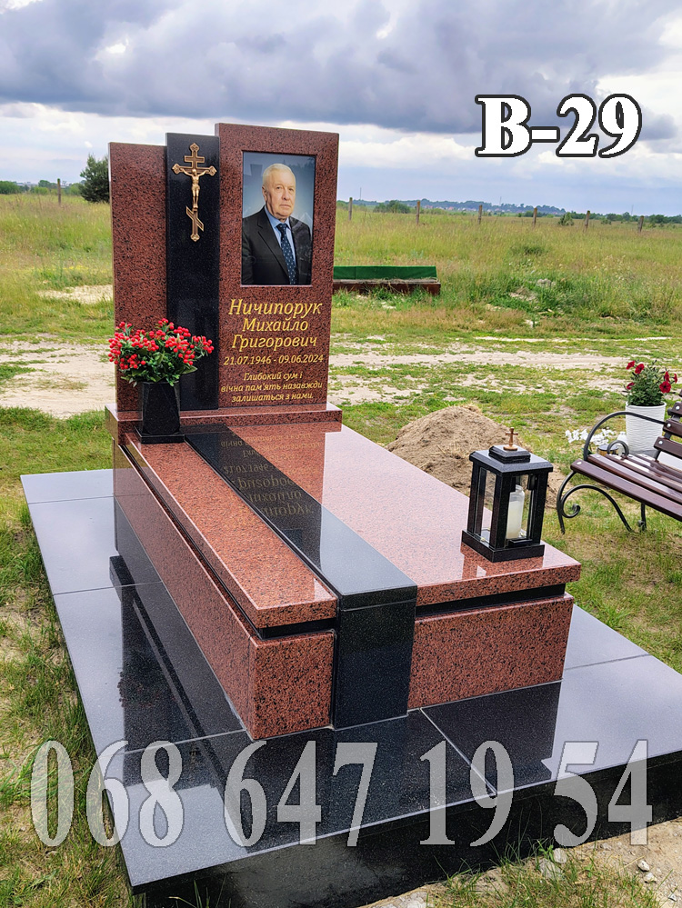 Величний лізниковий монумент в з лаконічними прямокутними формами