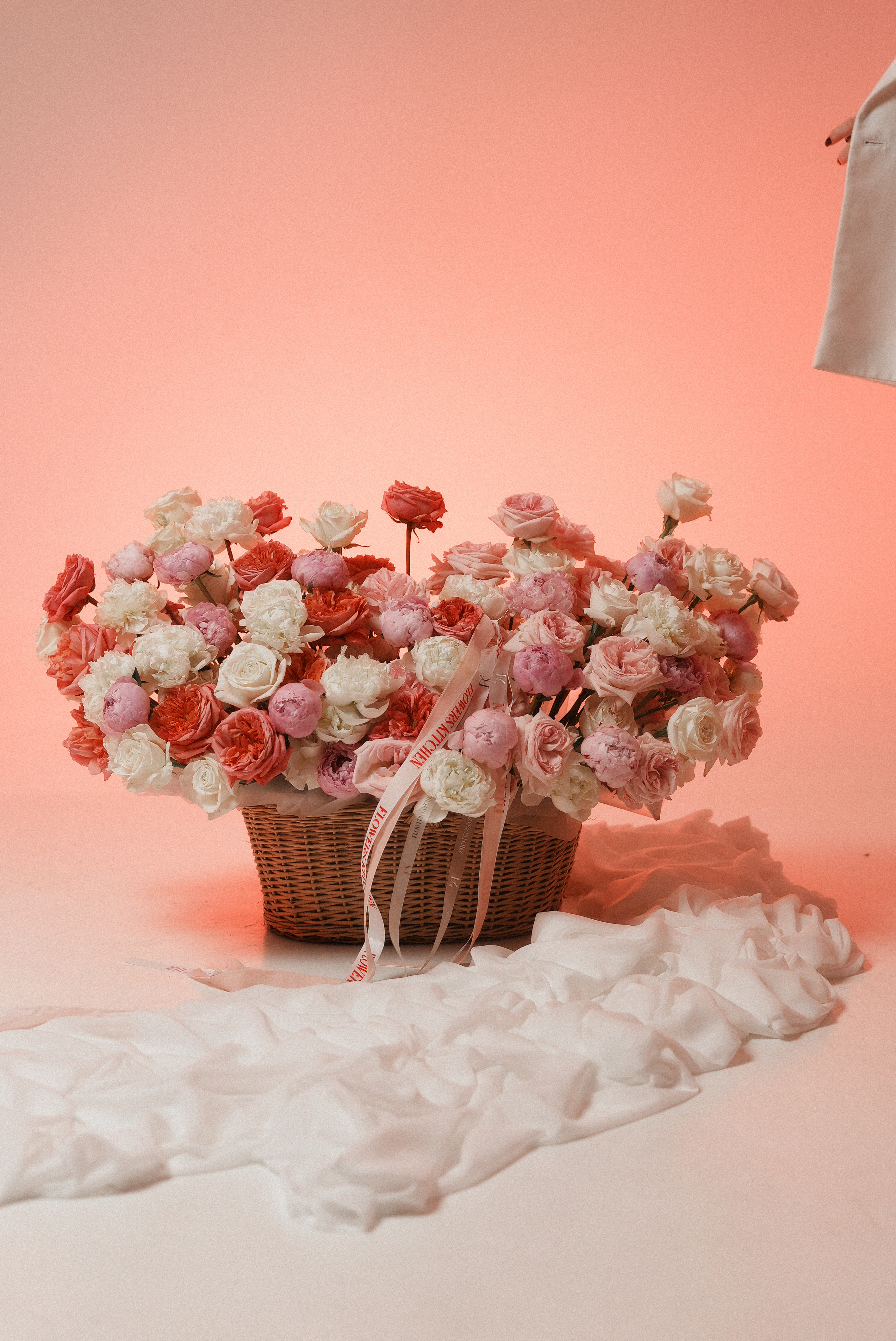 Розкішна корзина з півоній та троянд особливих піоновидних сортів