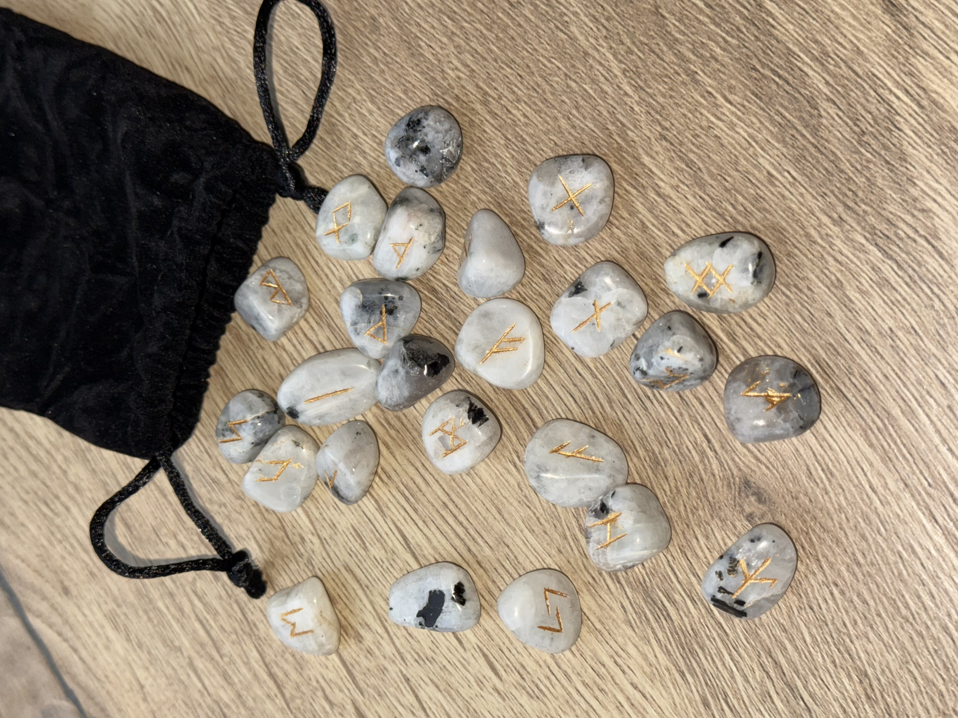 Руни з Місячного каменю