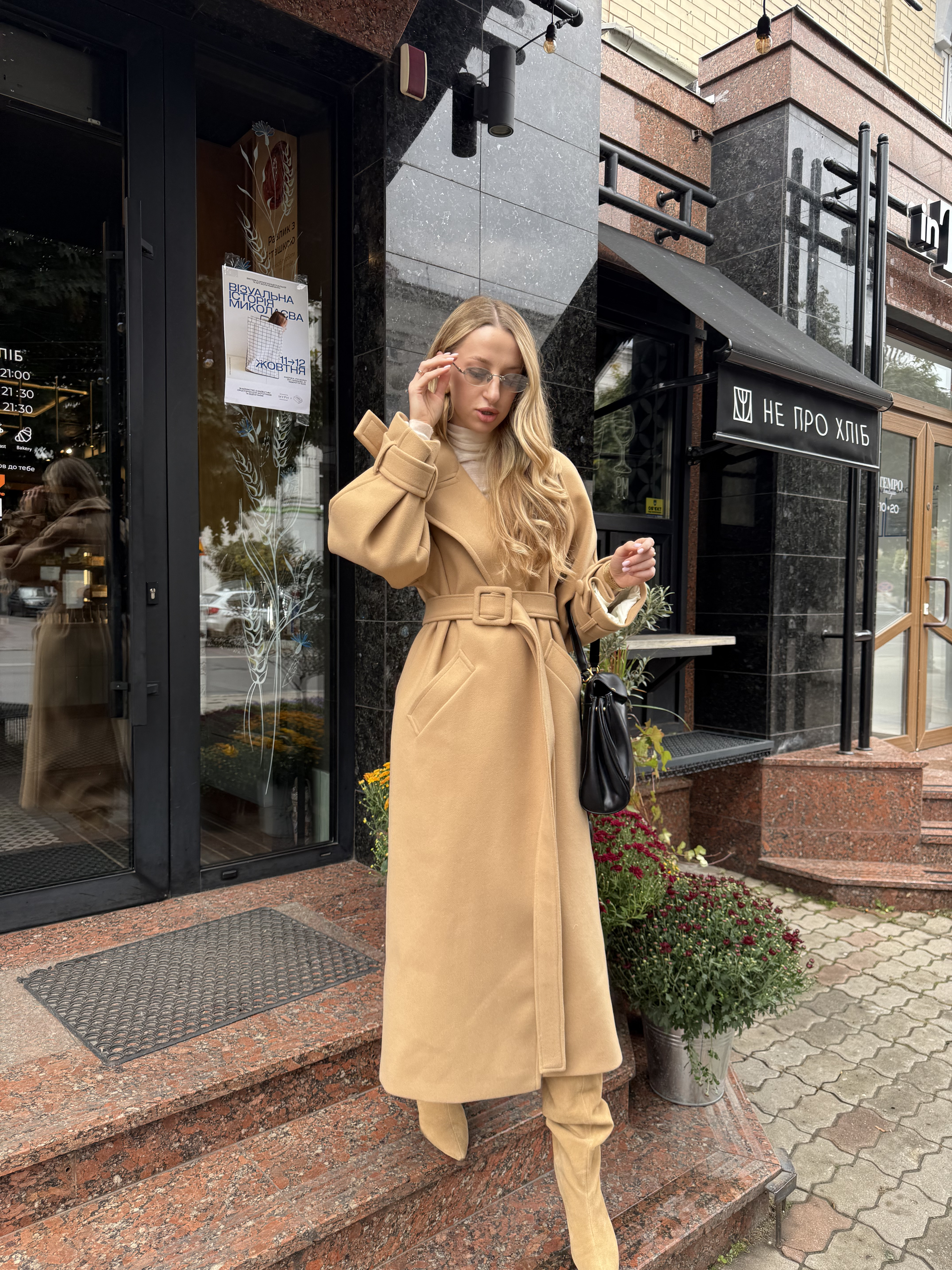 Оверсайз пальто з обʼємним коміром Бежеве