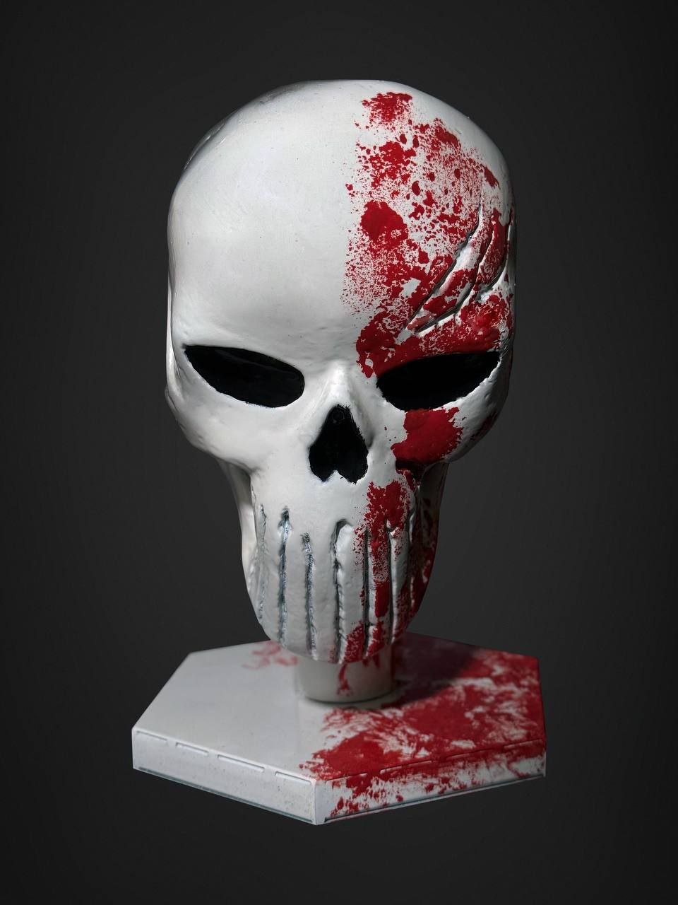 Підставка для шолому "Скалик біло-червоний"