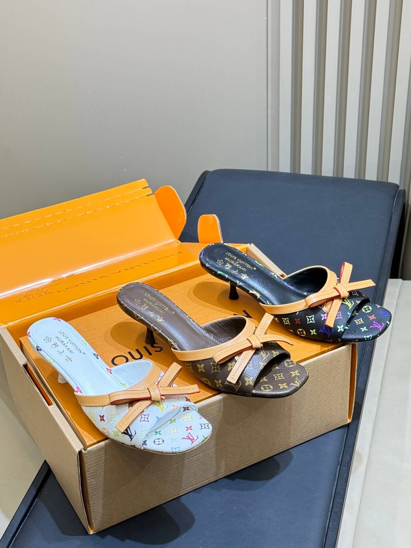 Louis Vuitton босоніжки