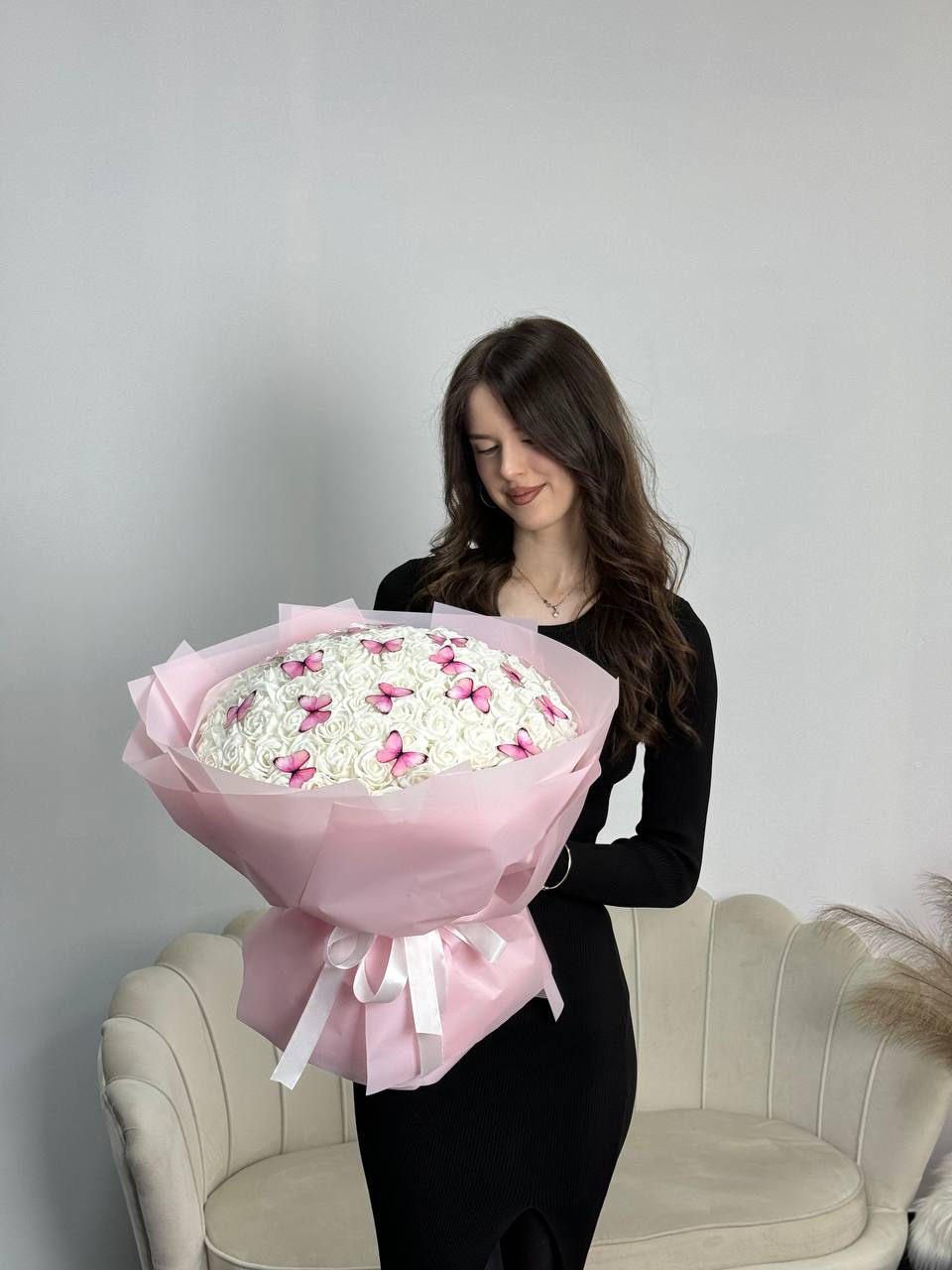 Білий букет на 101 троянду з блискітками метеликами та підсвіткою💖