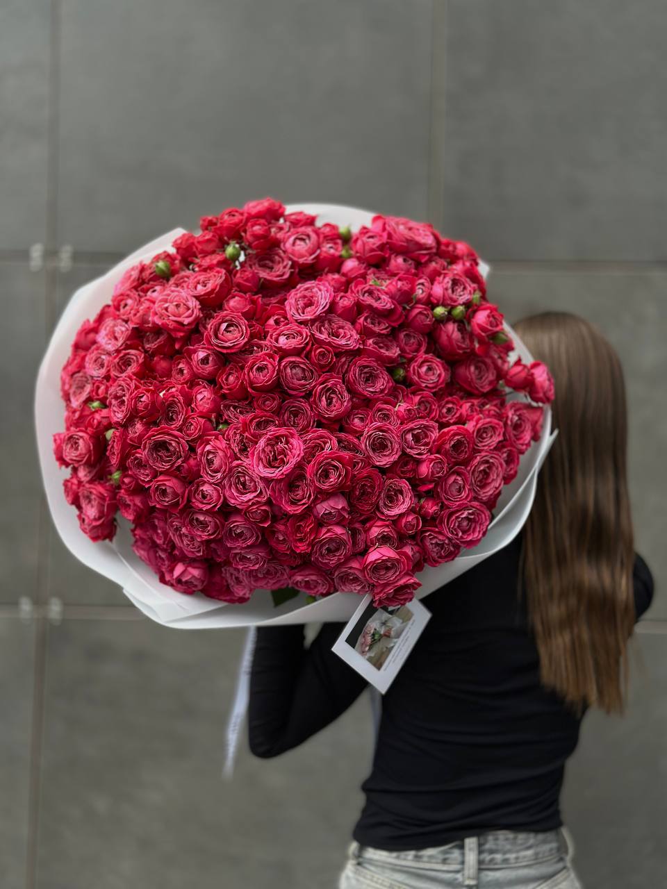 Об'ємний букет малинових піоновидних кущових троянд