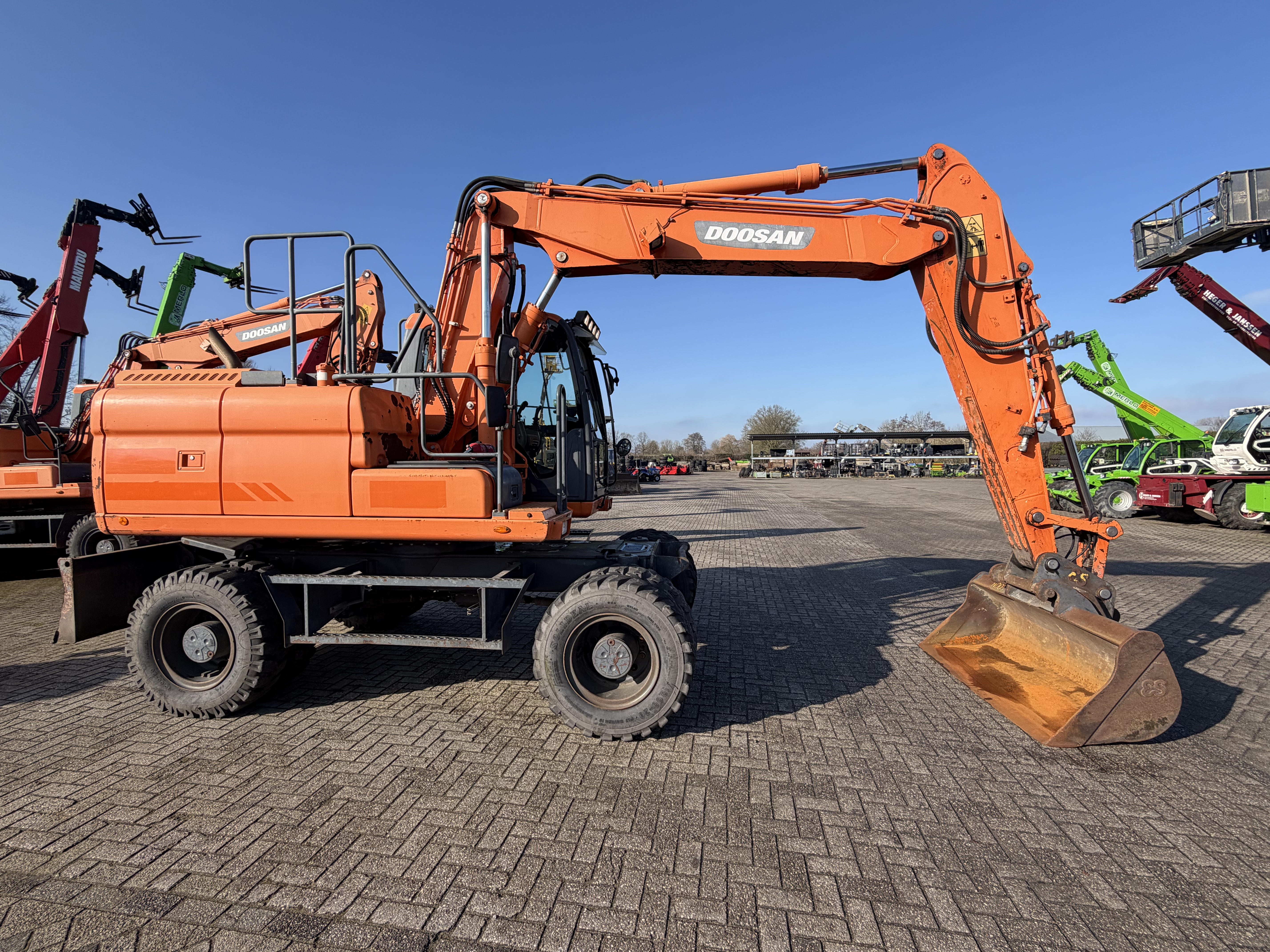 Колісний екскаватор |  Doosan DX 140w-3 | 2015 рік | 4 300 мотогодин | 87 000 євро
