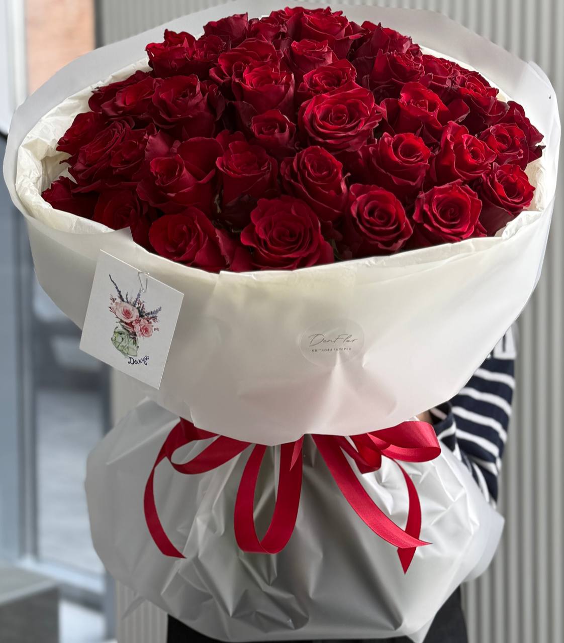 Об'ємний букет із троянди Експлорер в лаконічному пакуванні