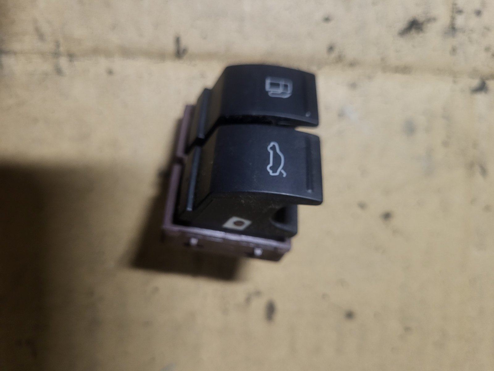 Блок кнопок відкривання багажника і лючка бака Passat B6
