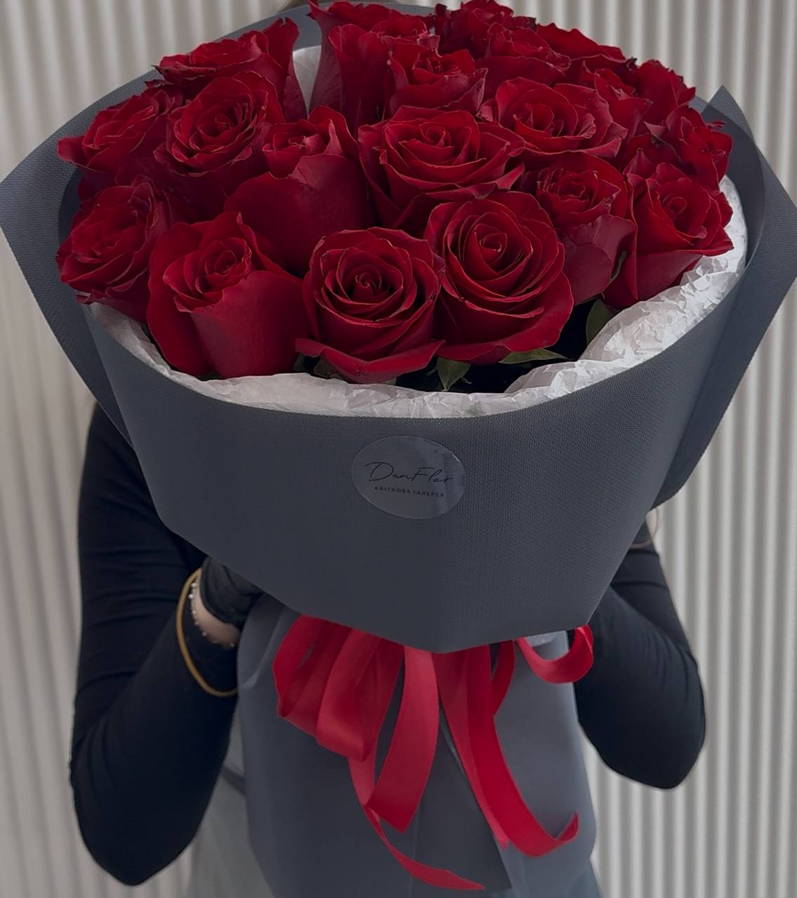 Букет із бордових імпортних троянд