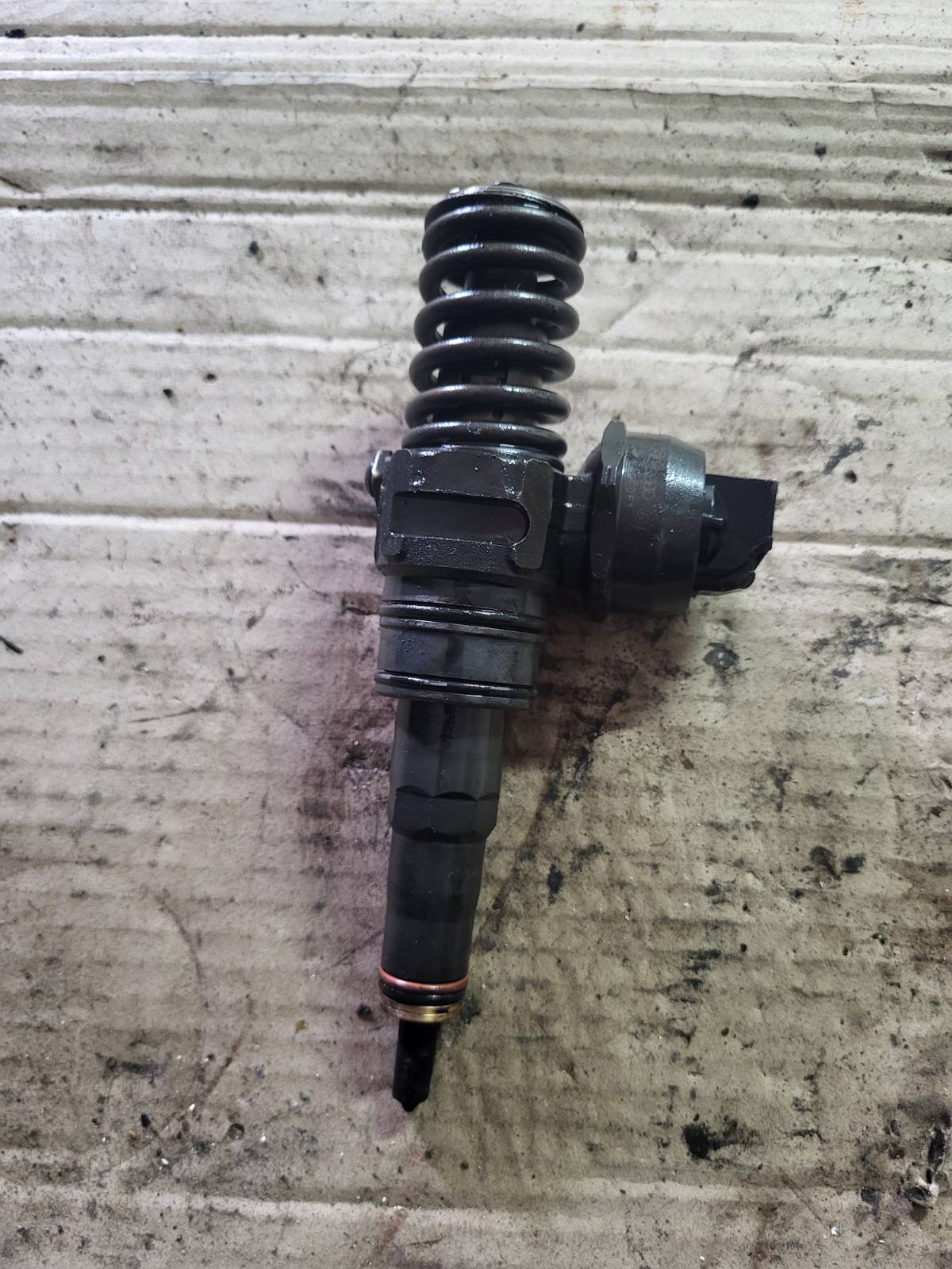 Паливна форсунка вприску топлива Passat B6 2.0 BMP