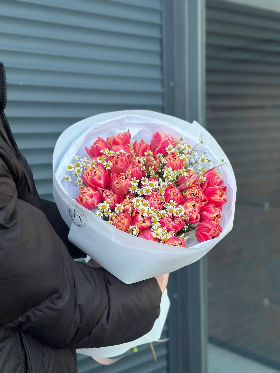 35 піоновидних тюльпанів у поєднанні з танацетумом