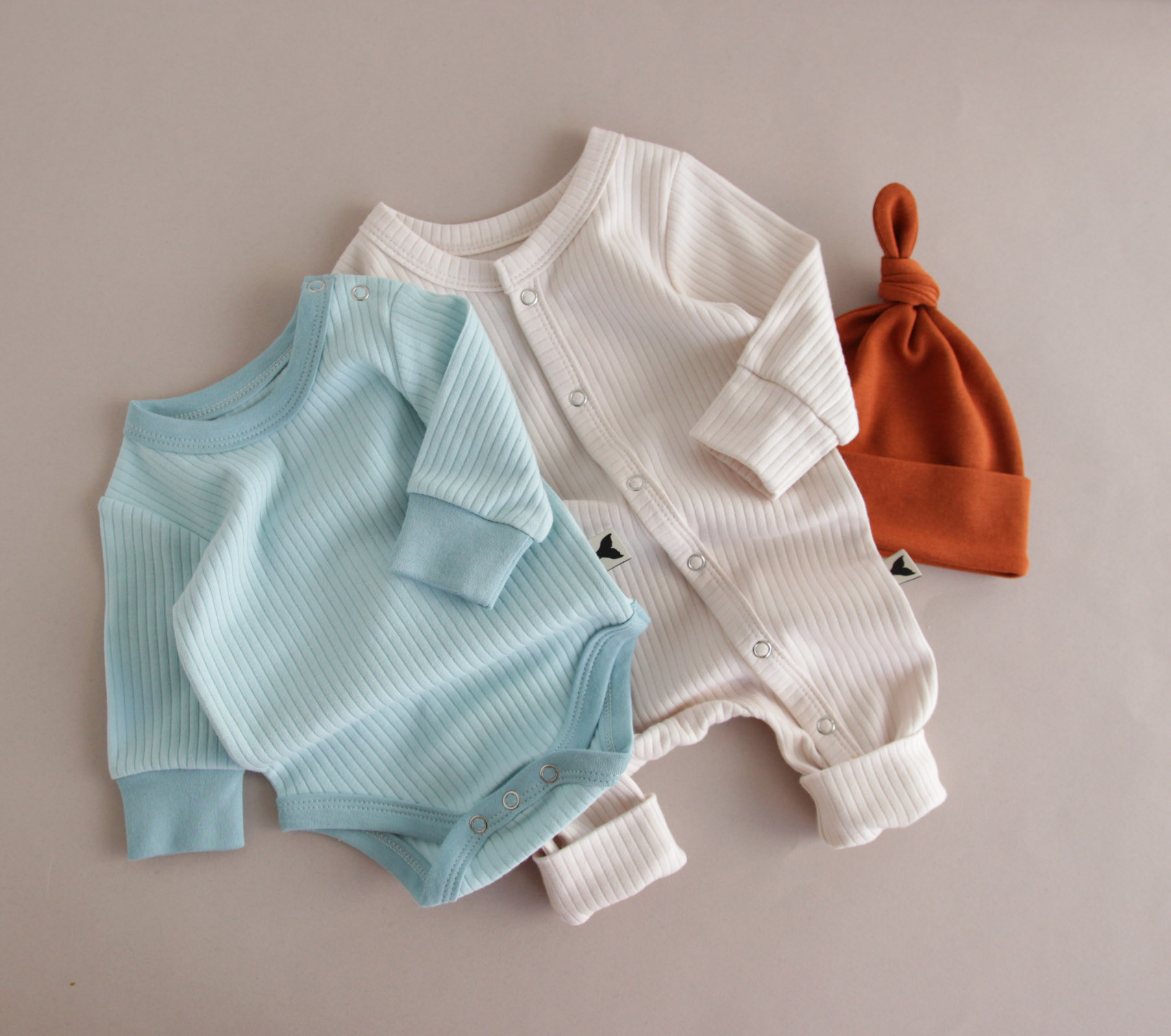 Комплект,  ромпер та шапочка для немовлят