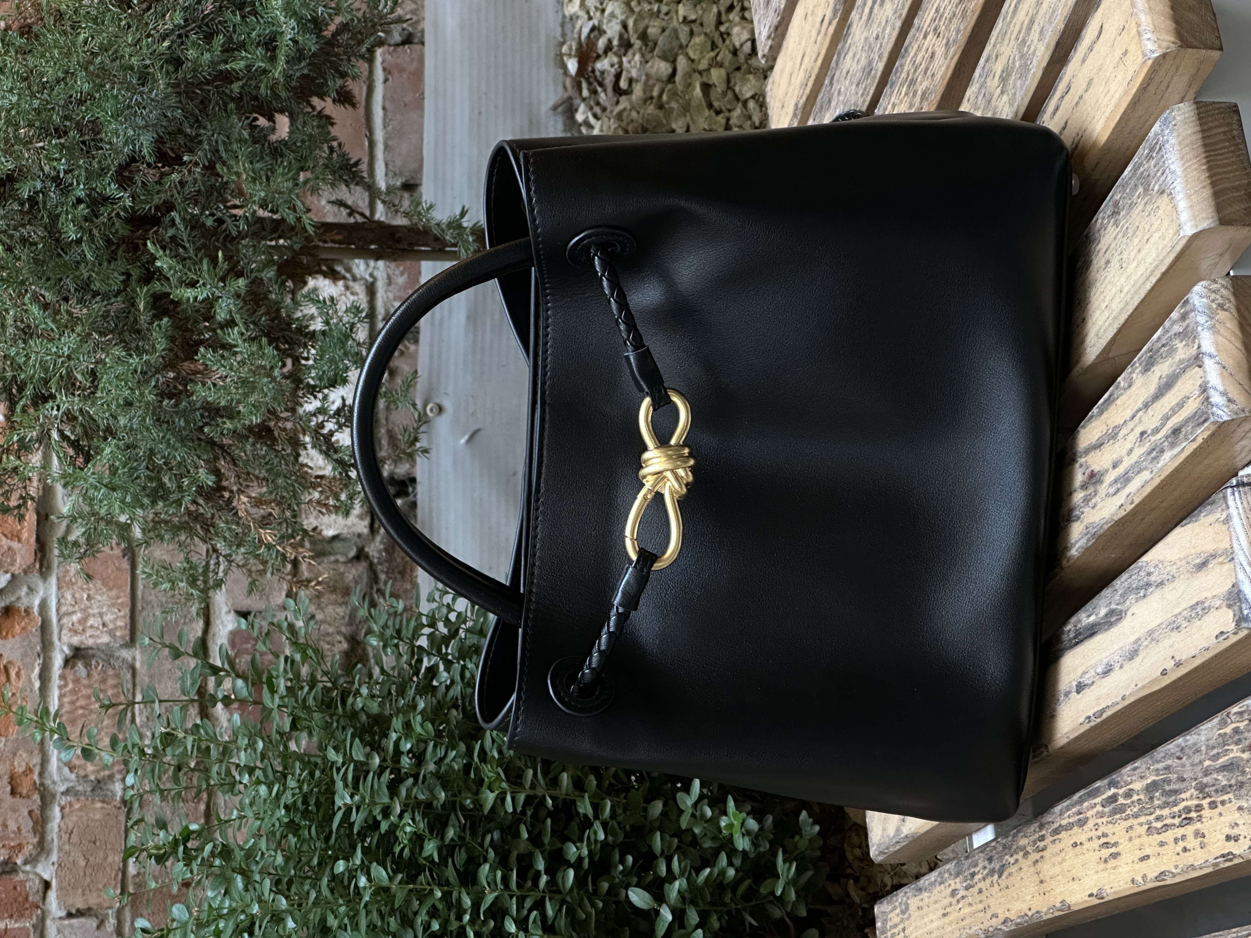 Bottega Veneta Andiamo Medium Leather Tote Bag in Black