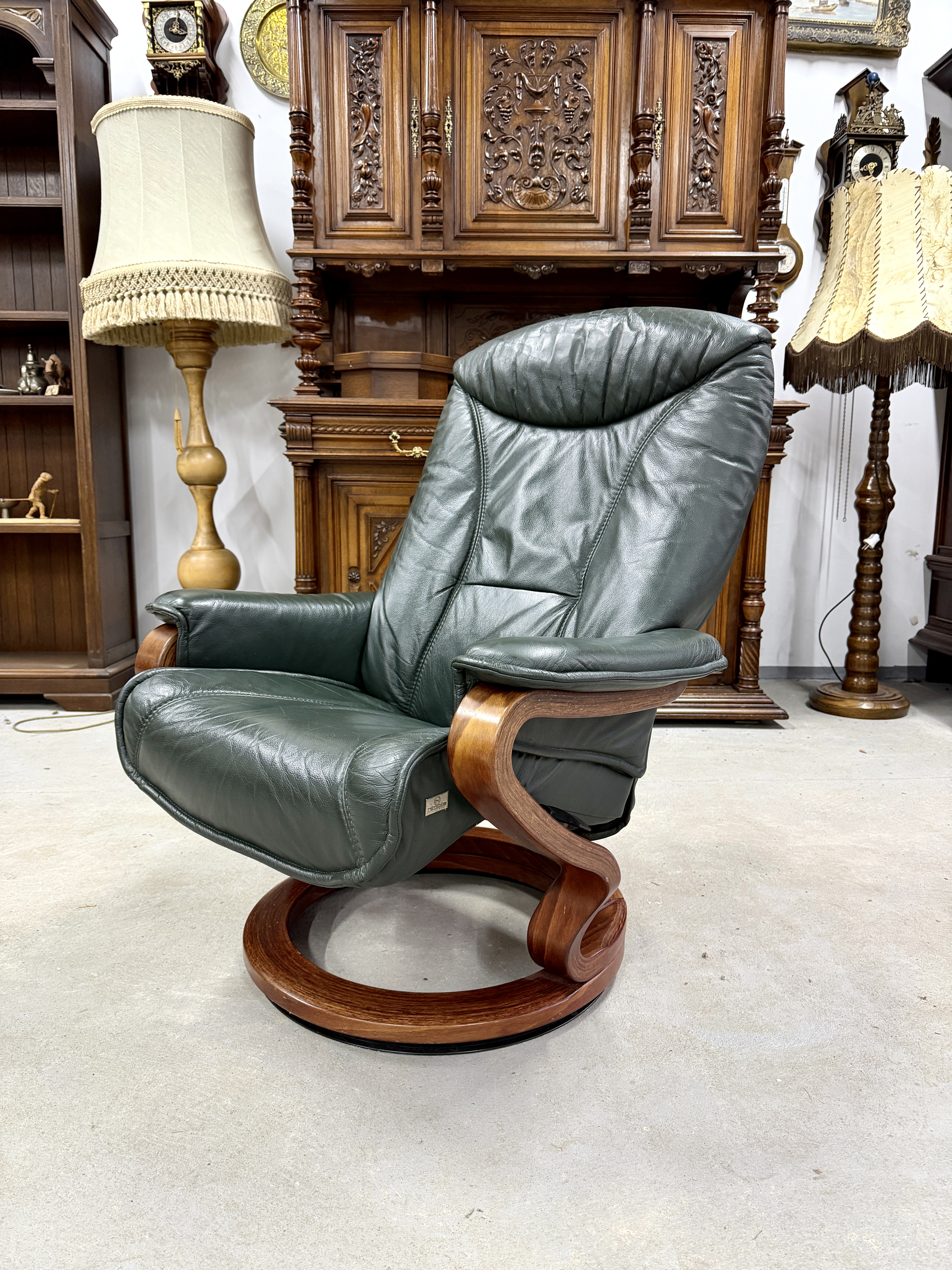 Шкіряне крісло-релакс у шляхетному зеленому кольорі