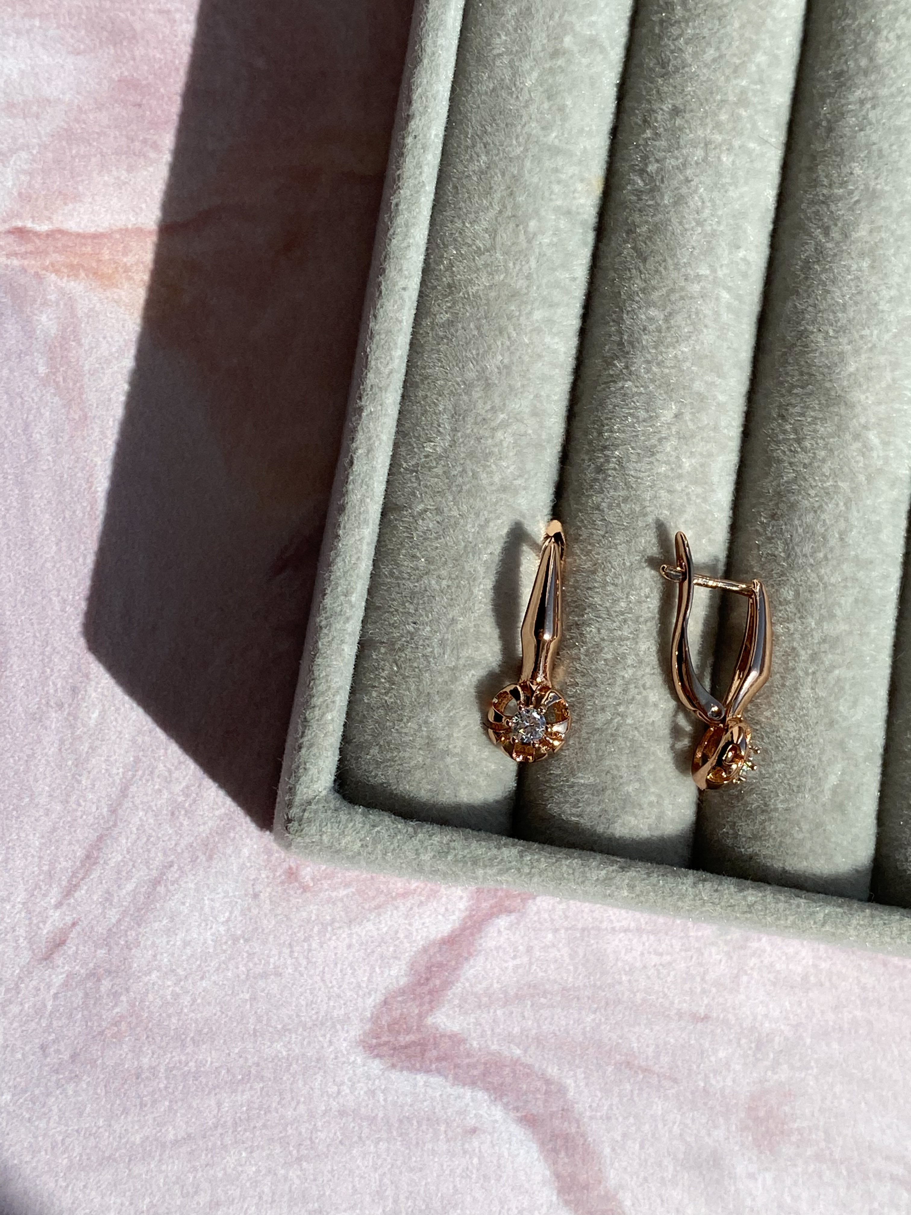 Сережки на англійській застібці із камінчиком цирконія