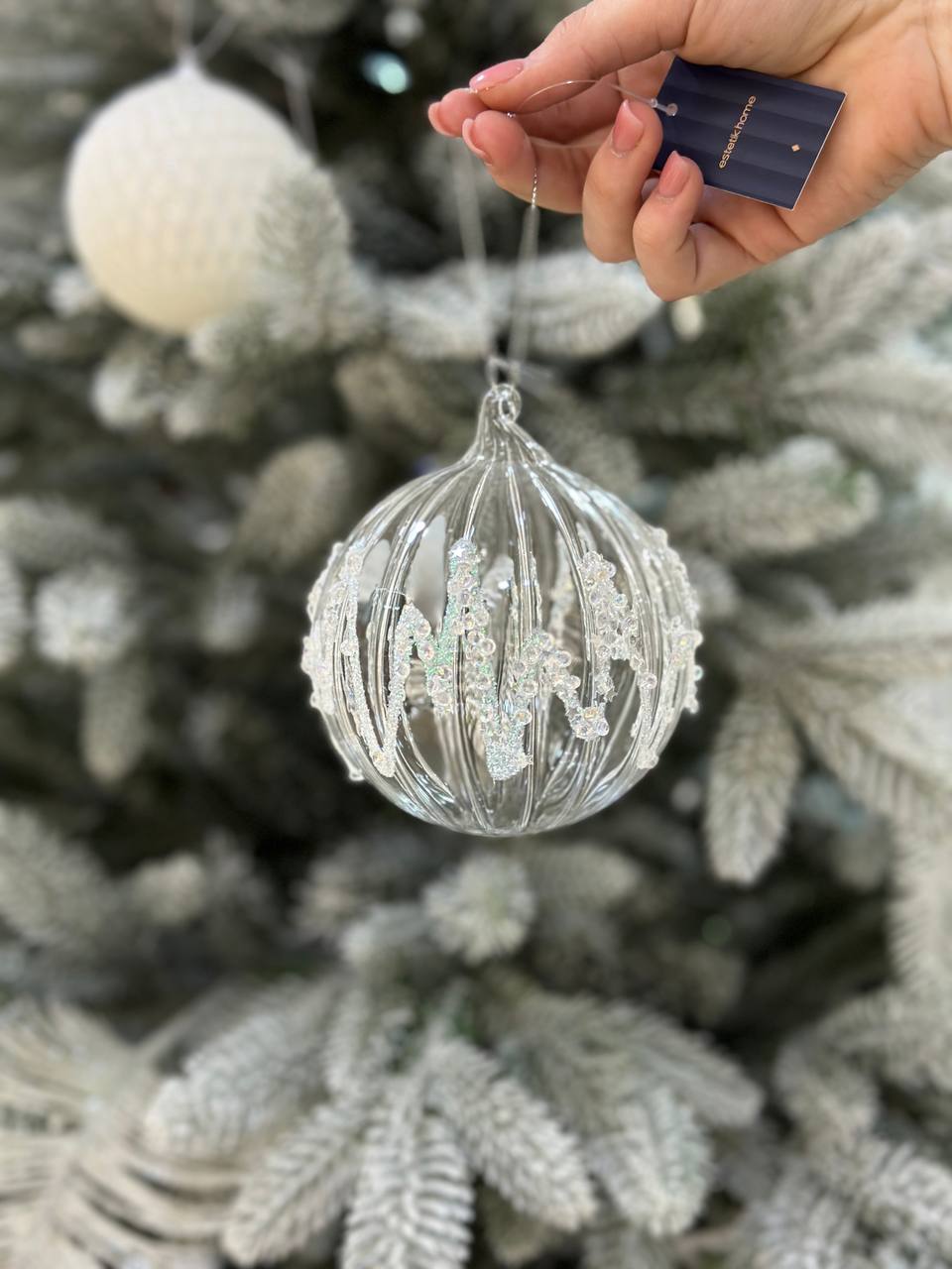 Ялинкова куля 10 см рельєфної форми, з декором зі страз та паєток