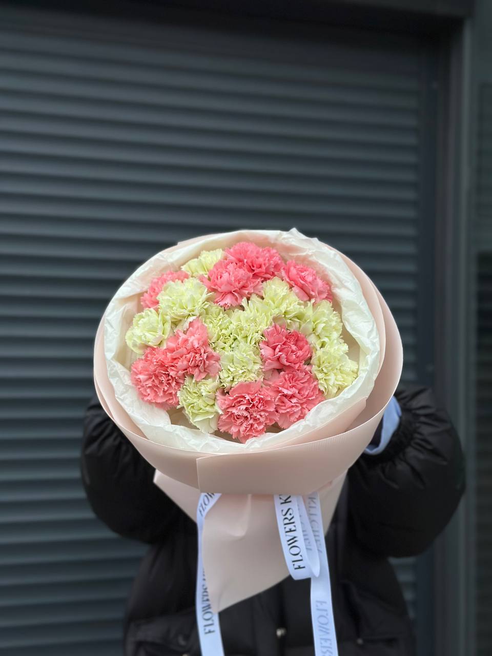 Білі та рожеві діантуси з мінімалістичним упакуванням