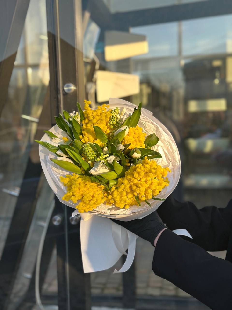 Весняний букет з мімозою, тюльпаном та гіацинтом