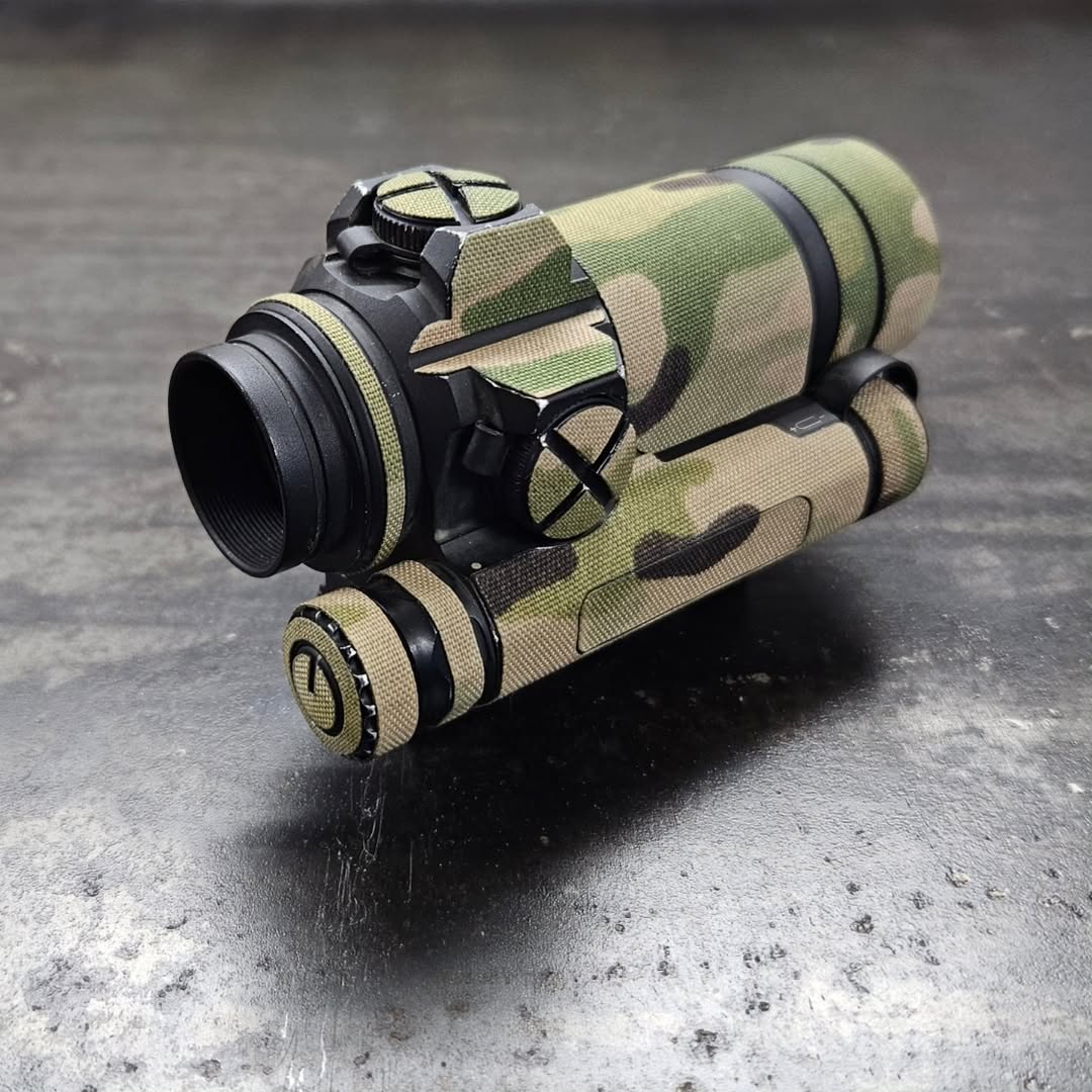 Маскувальні текстильні наліпки для прицілу "AIMPOINT COMP M4S" від українського бренду "SVETOGOR DEFENCE".