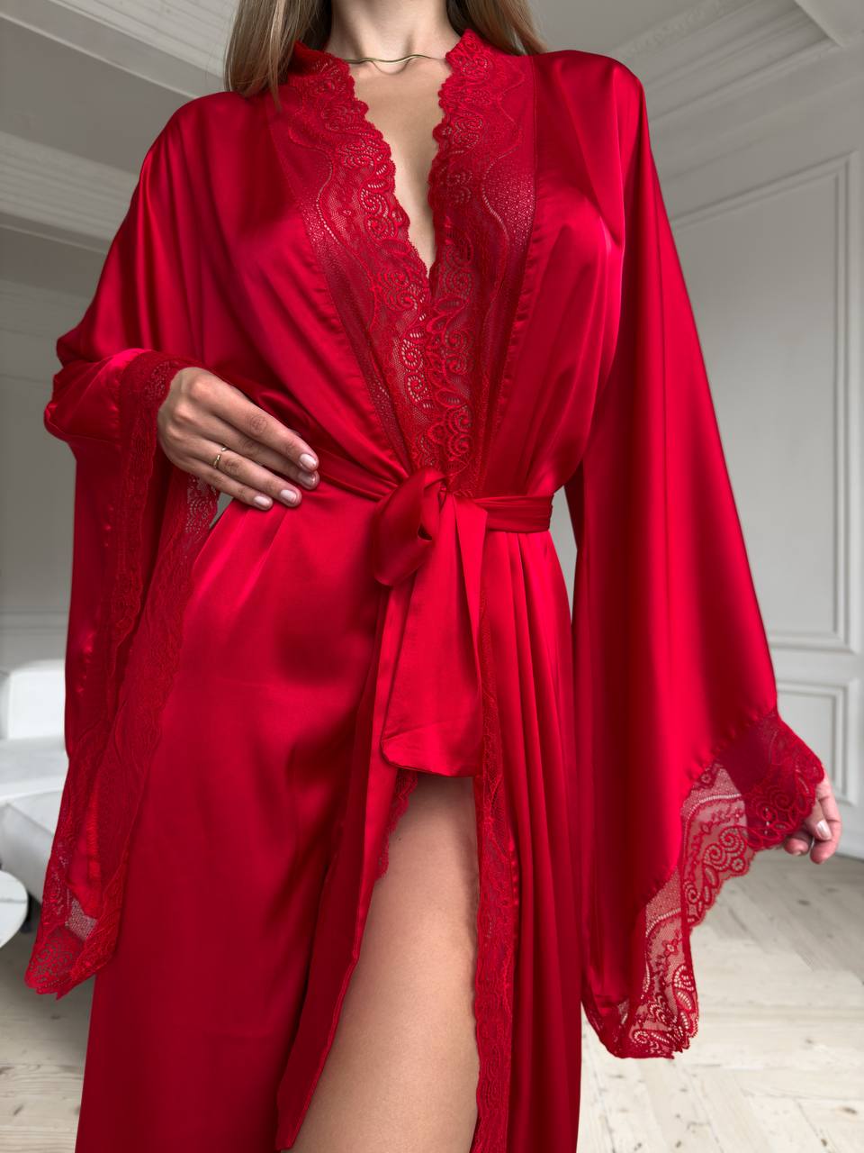 Шовковий халат з мереживом
