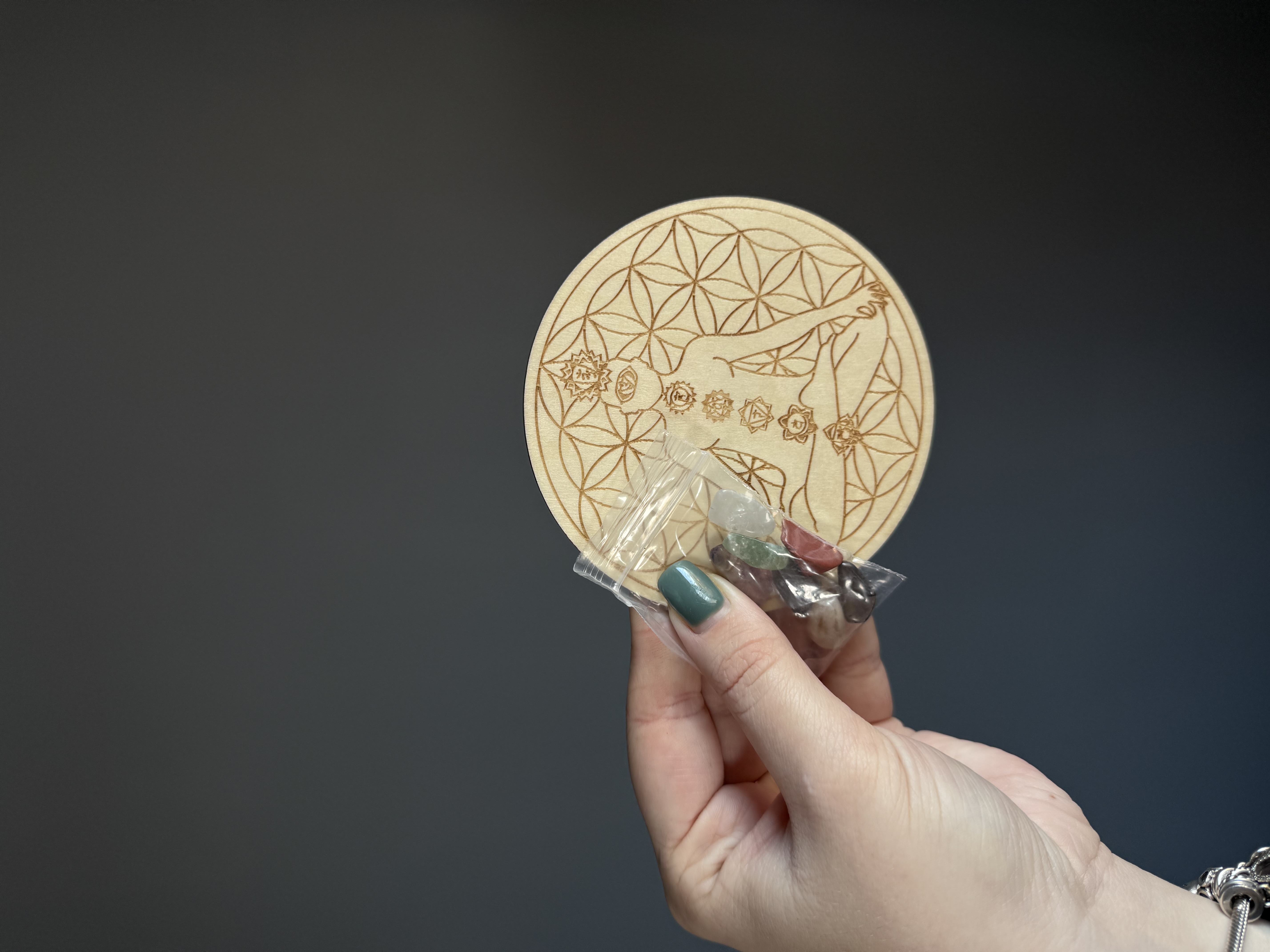 Дерев’яна підставка з камінням для гармонізації чакр