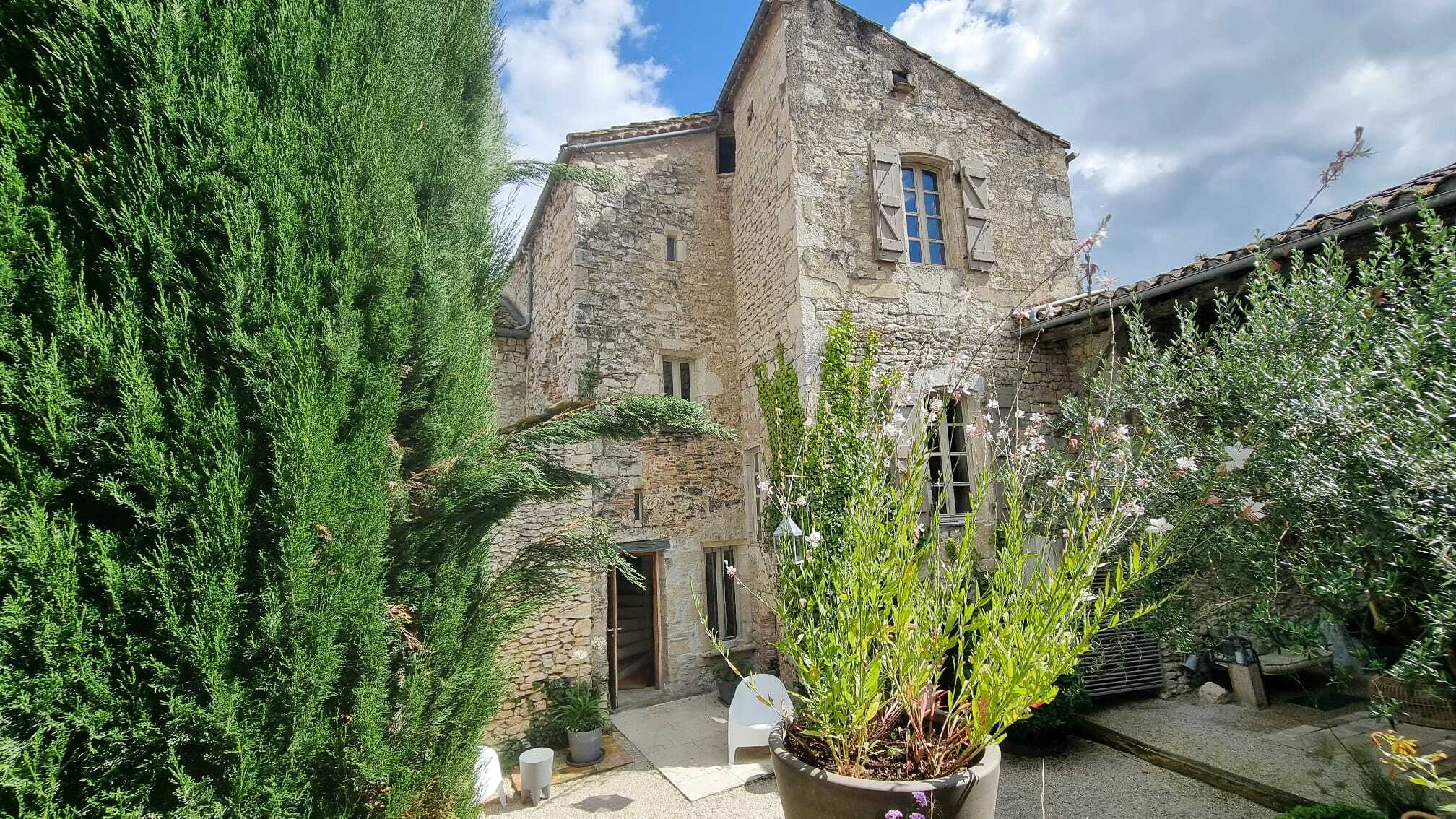 Magnifique Propriété au Cœur d'un village emblématique et d’histoire dans le Quercy Blanc