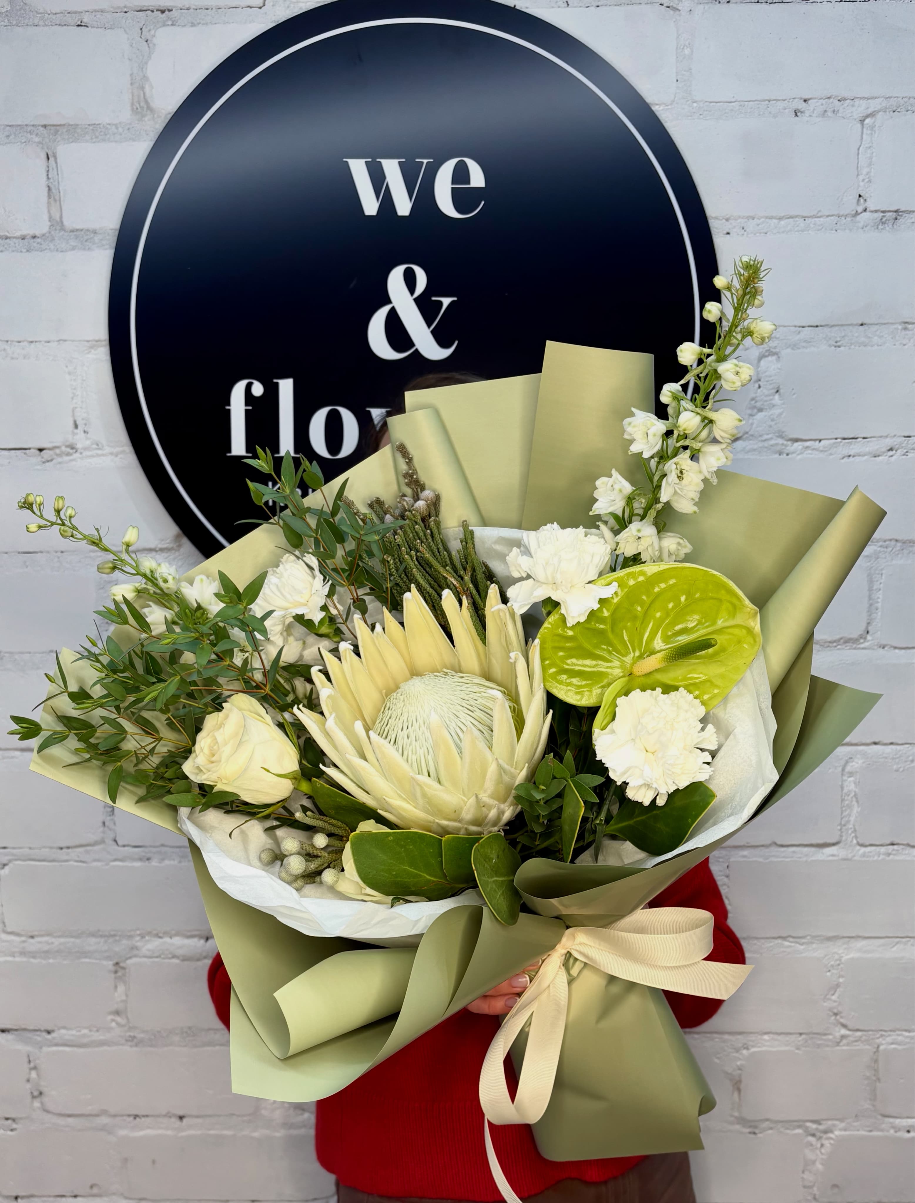 Букет з білою протеєю, дельфініумом та антирінумом