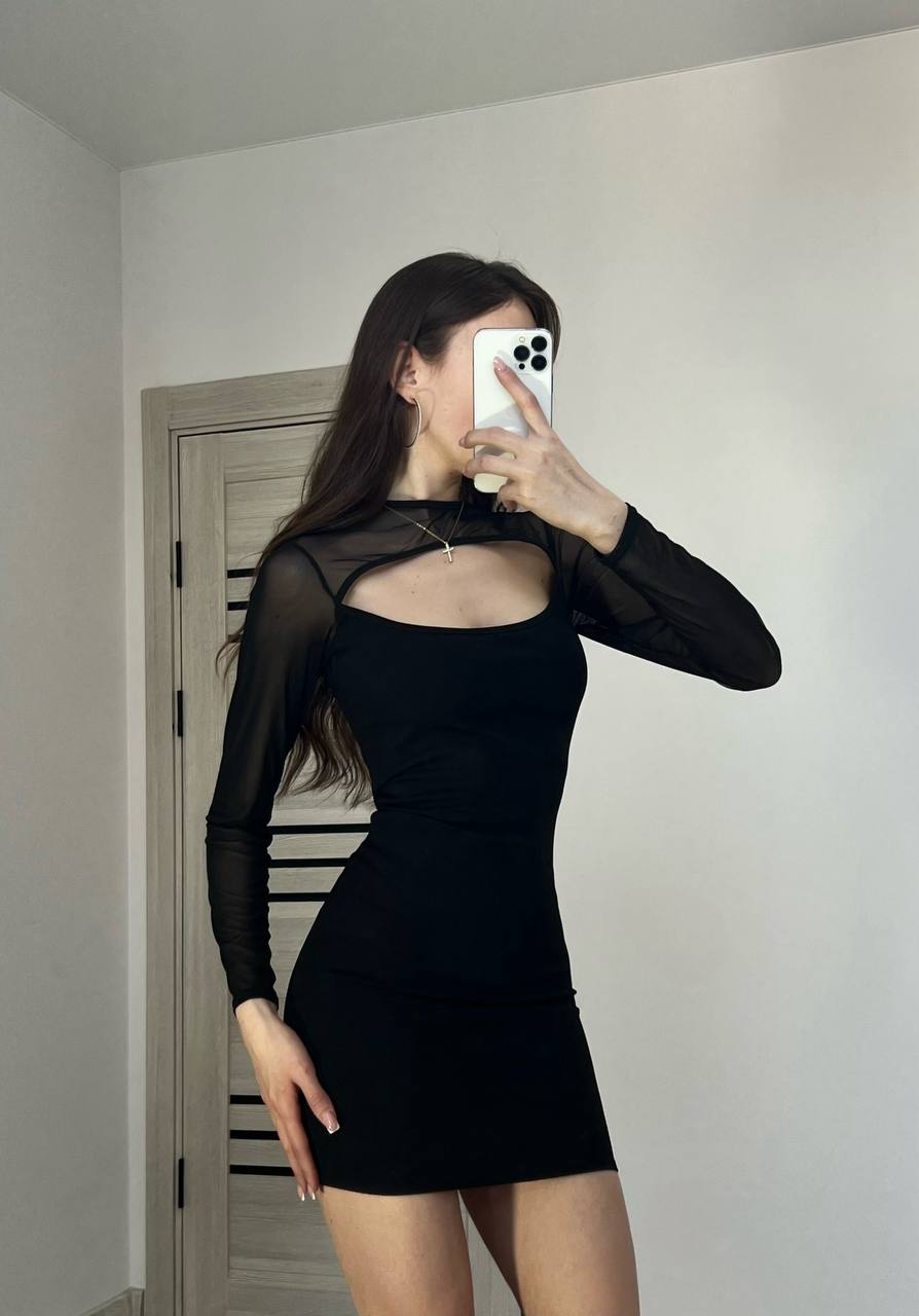 Чорна міні-сукня, з напів відкритим верхом та сіточкою