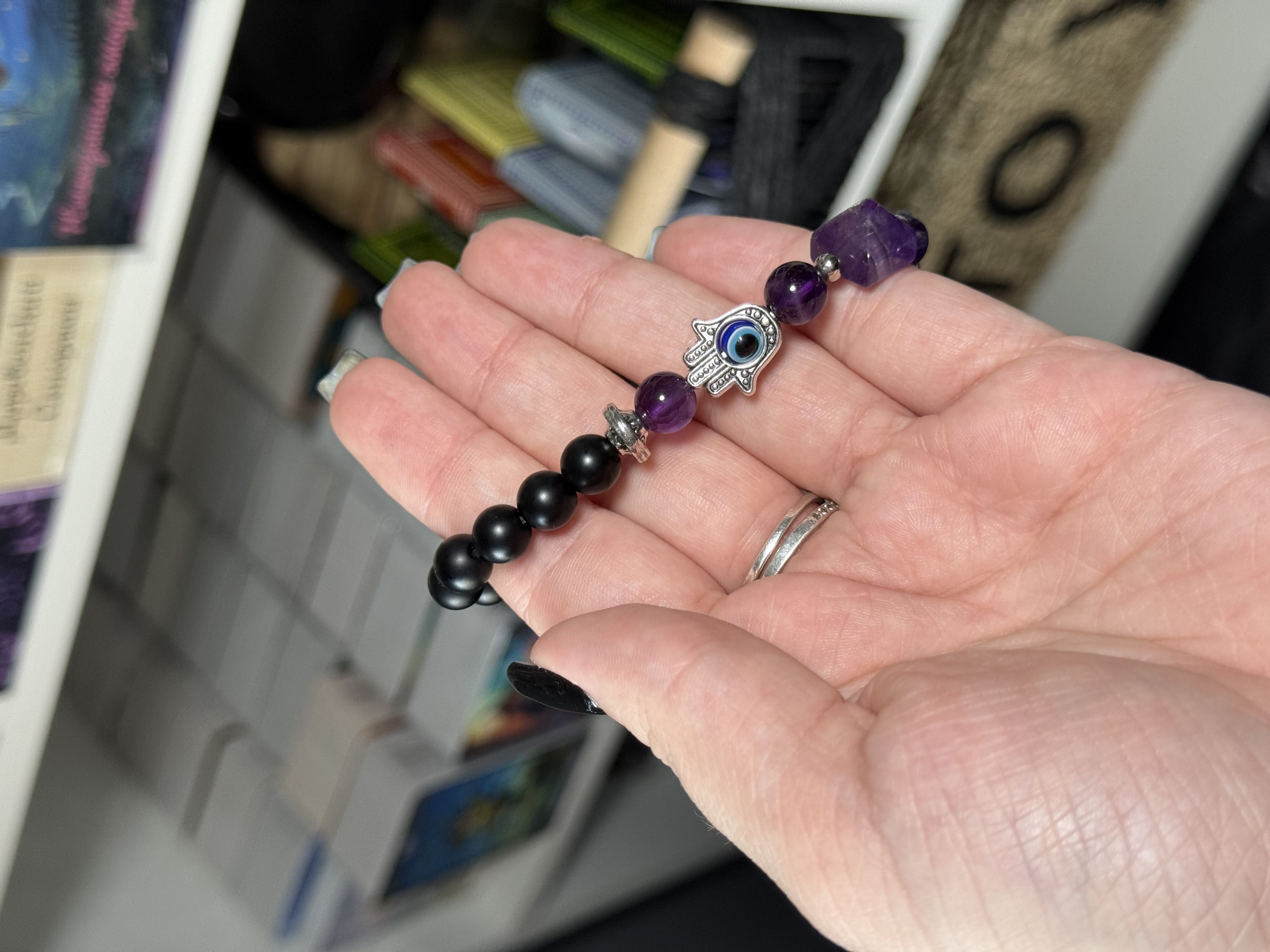 Браслет Лавовий камінь з рукою Хамси та вставка аметисту