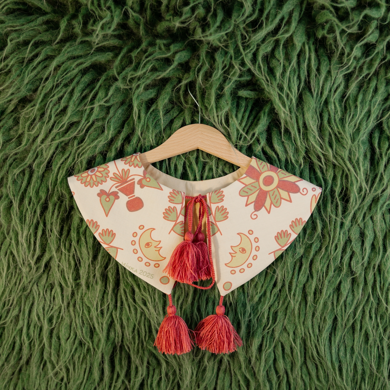 Комірець з китицями