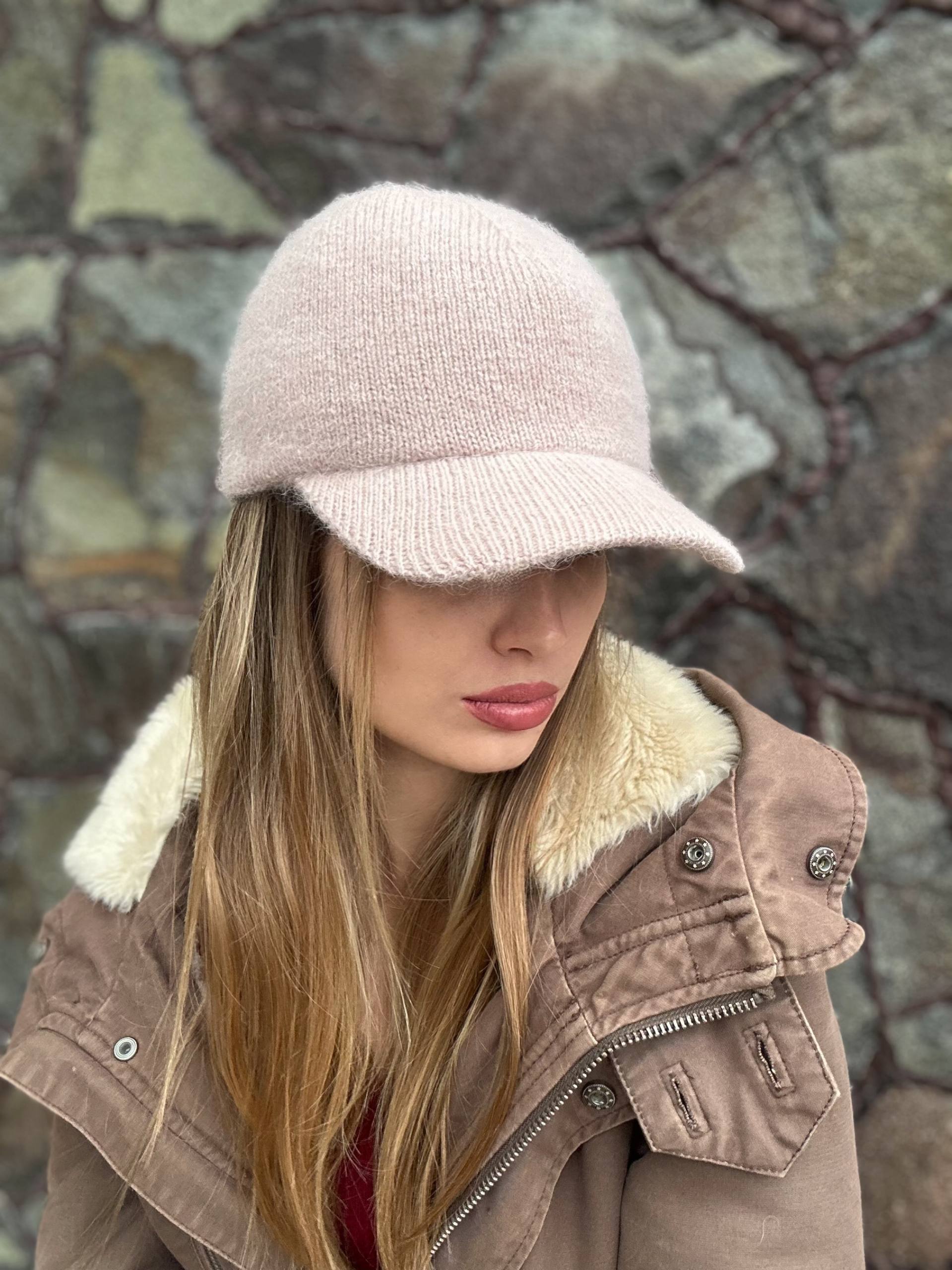 Бейсболка вʼязана темний беж