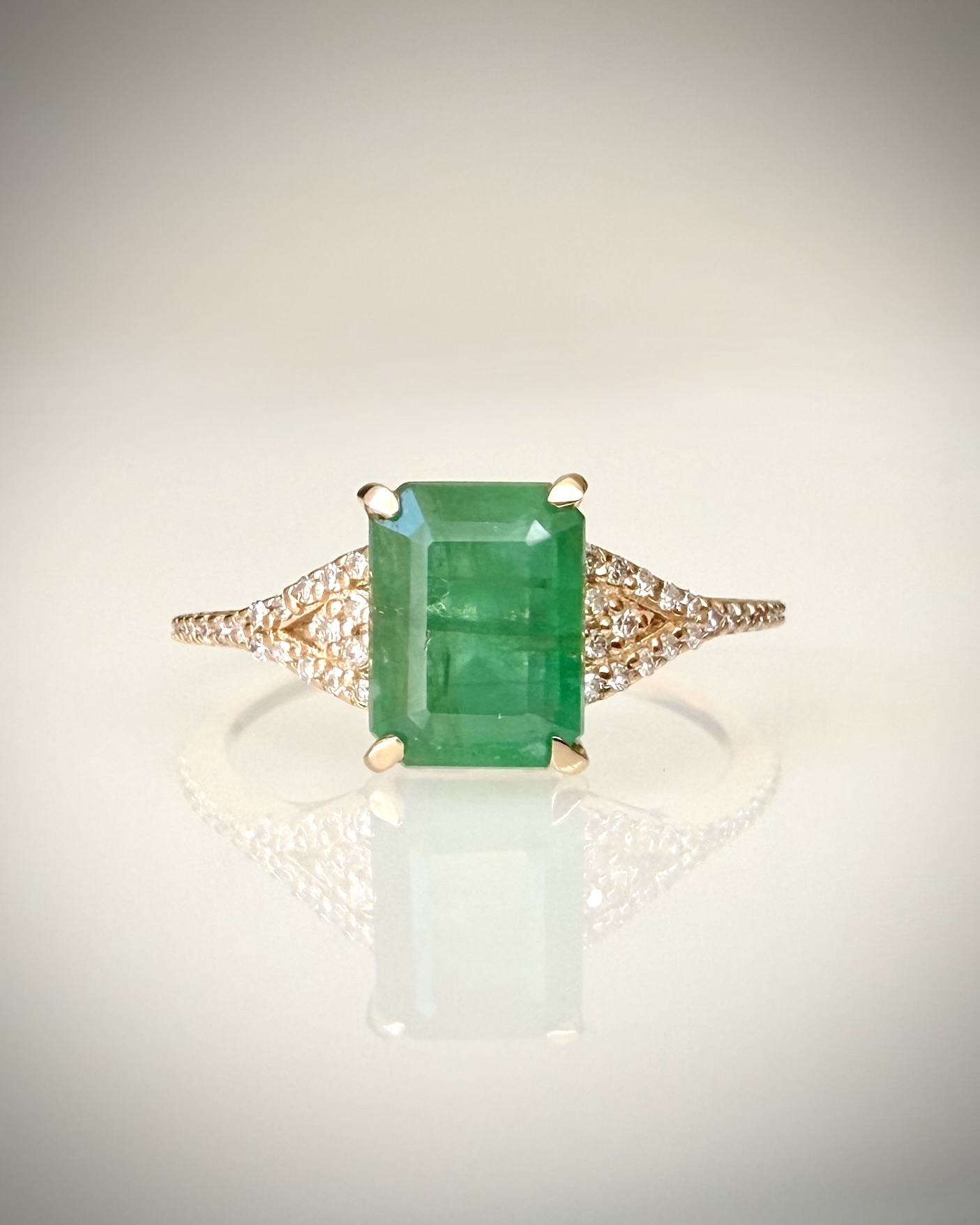 14k luonnonsmaragdisormus 1,61 ct