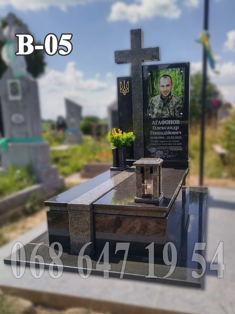 Пам'ятник В-05 з габра та човнової в європейському стилі з хрестом