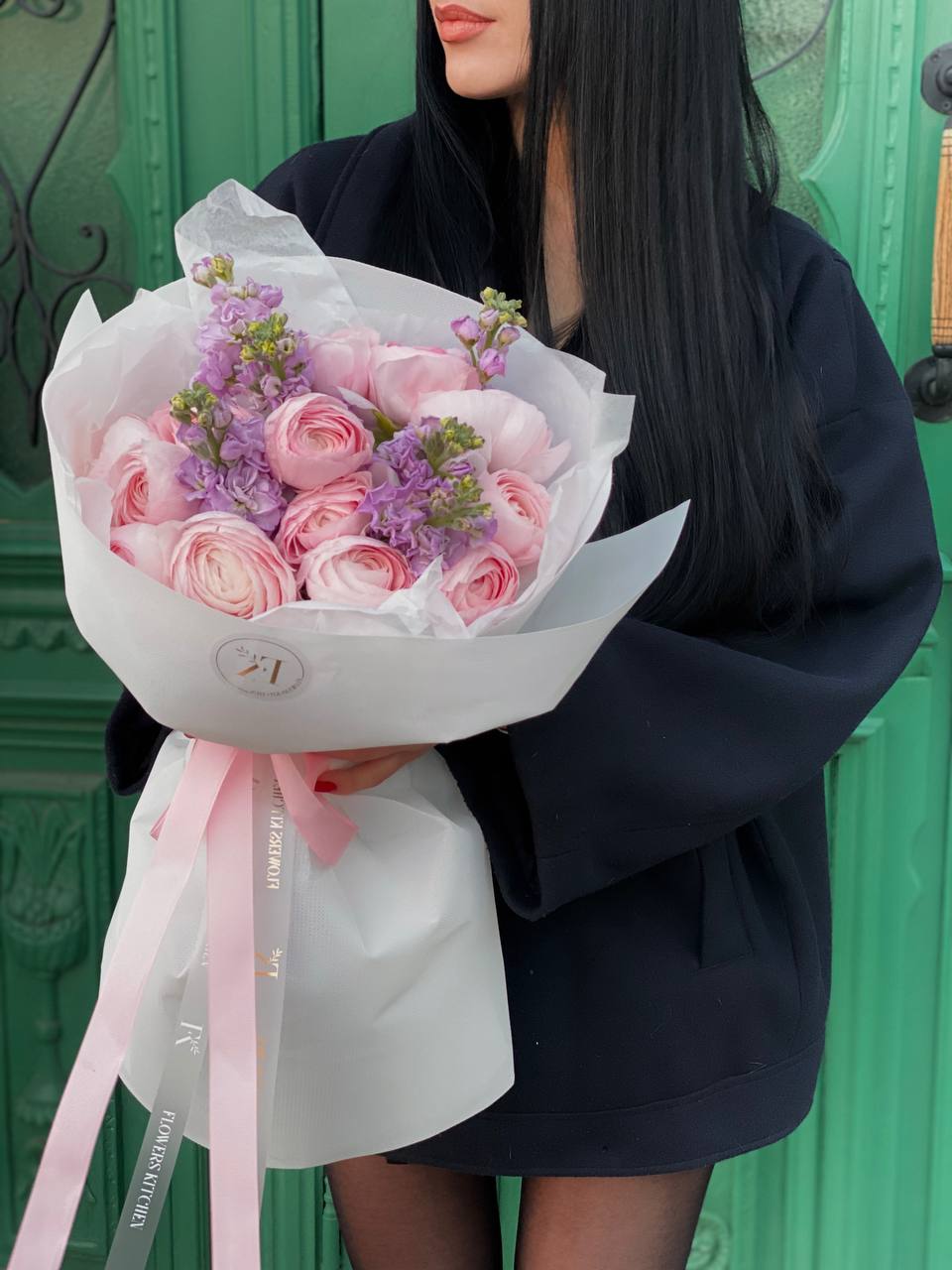 Букет із ранункулюсів та матіоли