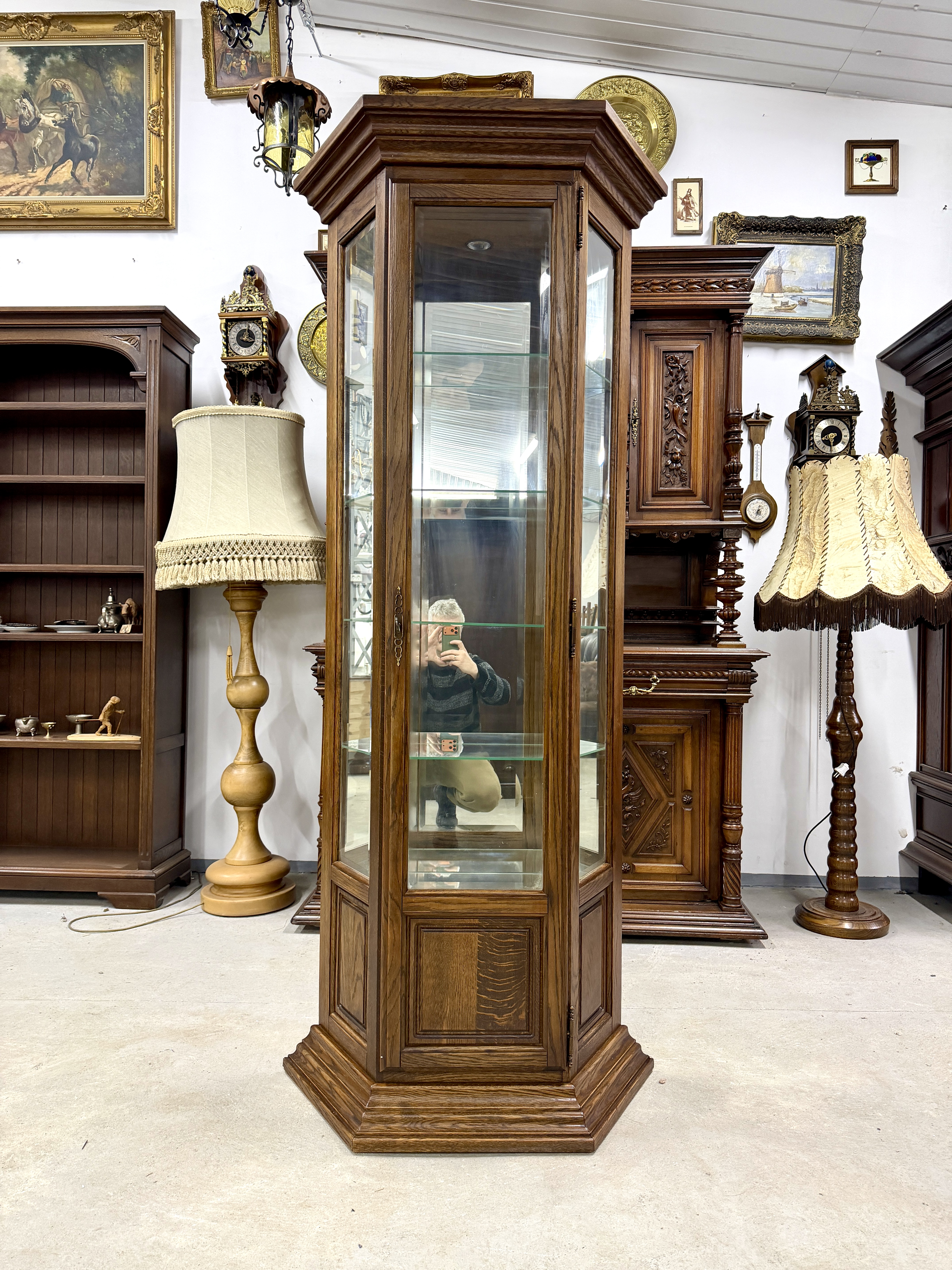 Класична кутова вітрина із дуба