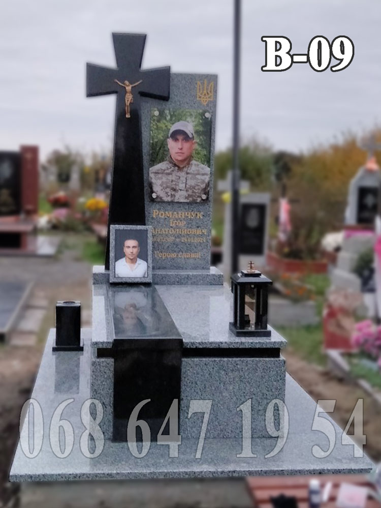 Пам'ятник В-09 сірий з чорним козацьким хрестом, фотосклом у рамці