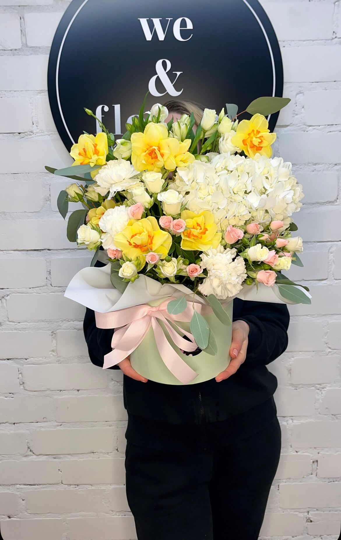 Композиція з нарцисами та гортензією