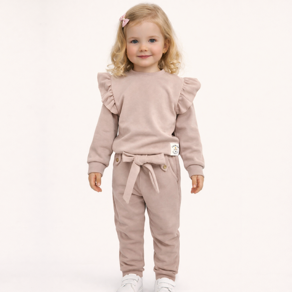 Дитячий костюм світло-бежевого кольору з рюшами та бантом – стильний комплект для дівчинки | Gryna