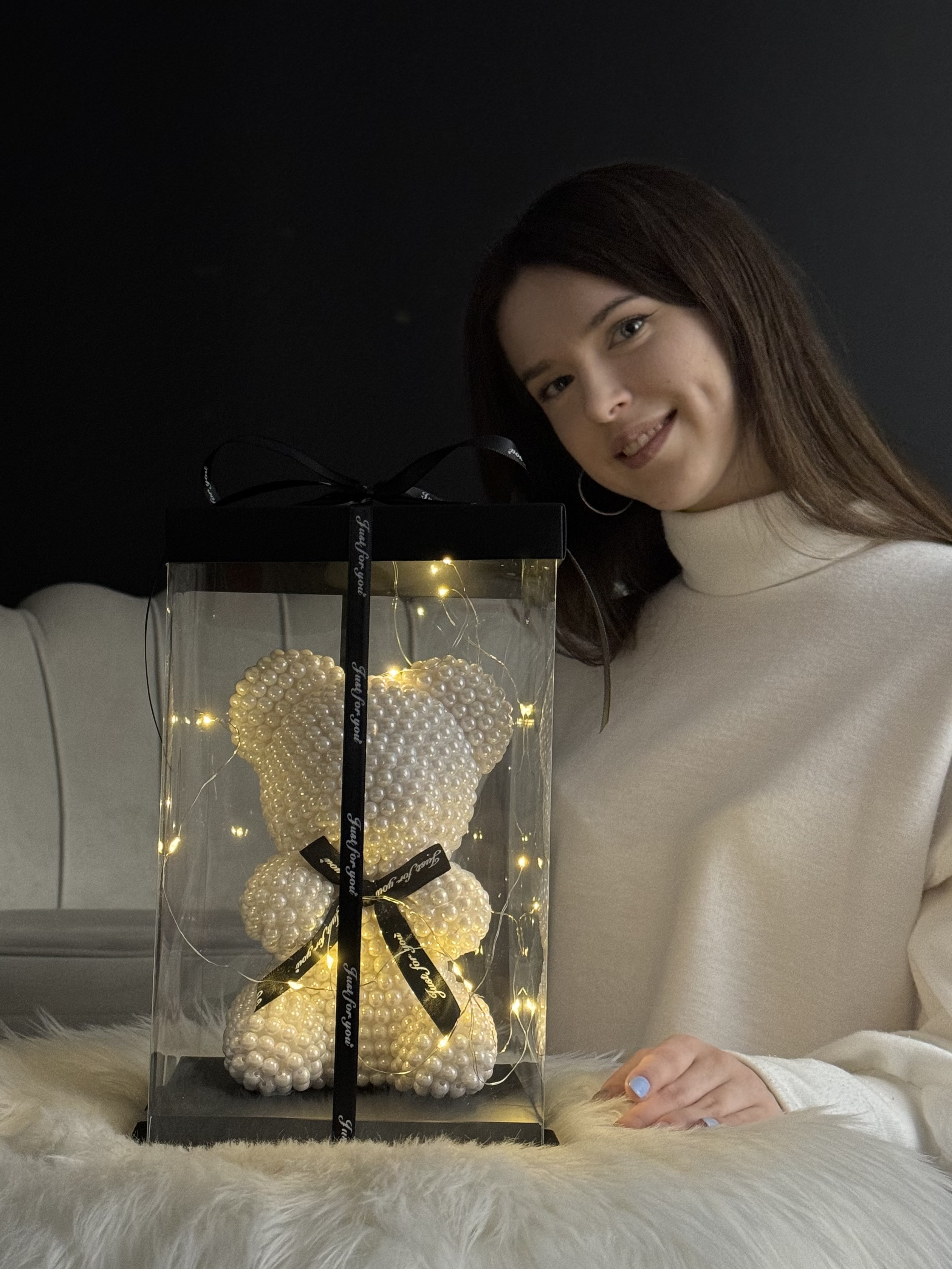 Ведмедик з перлин білого кольору