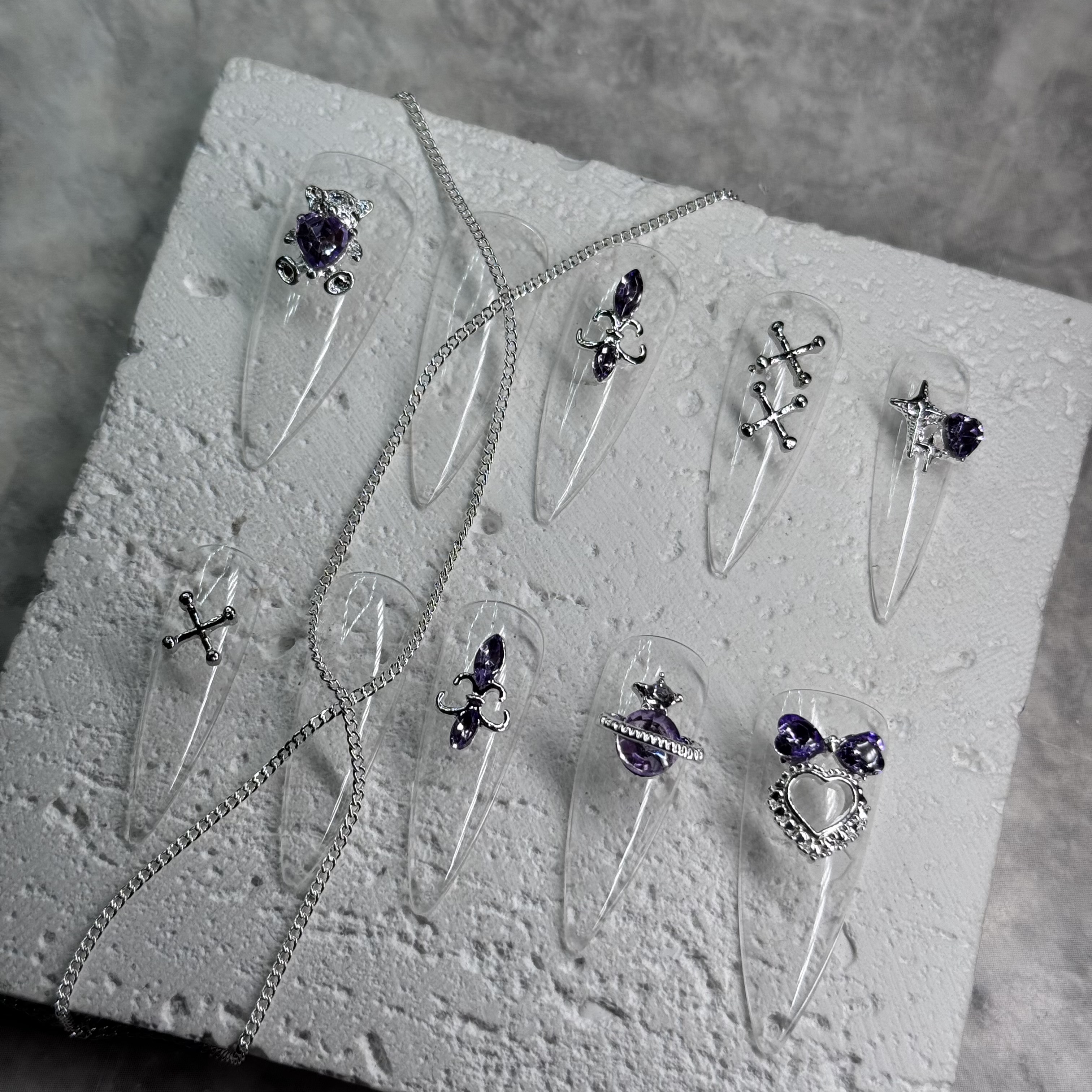 Набір фігурок з фіолетовими камінчиками